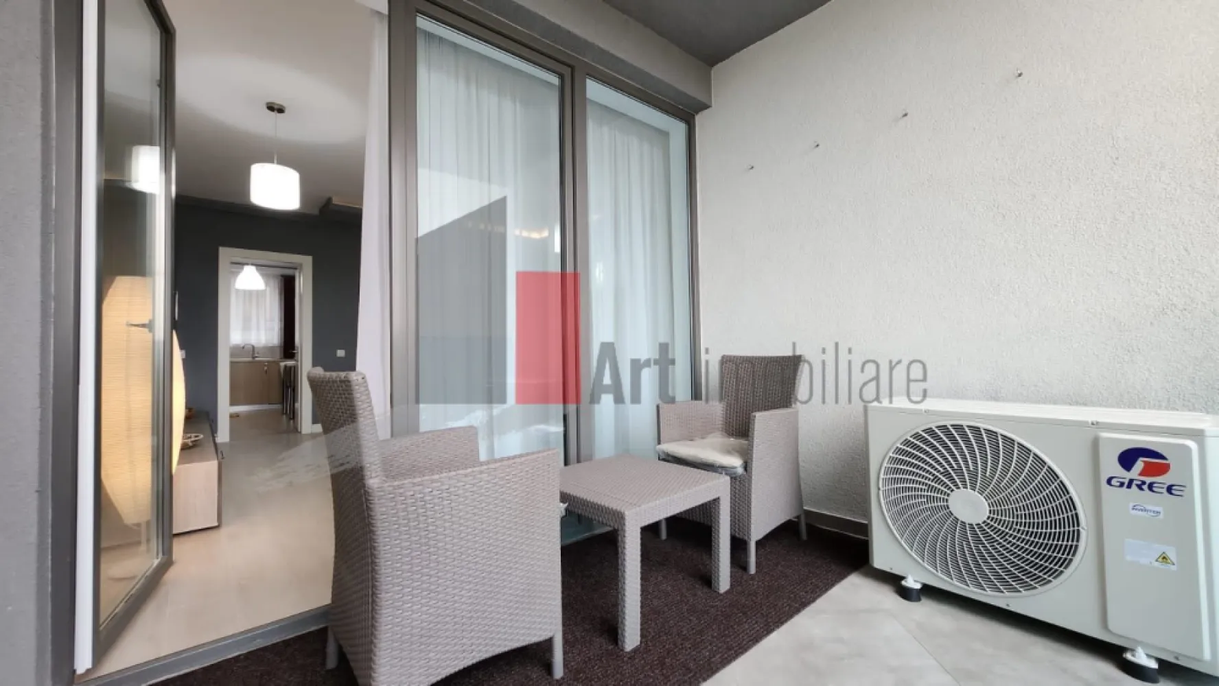 APARTAMENT 3 CAMERE LUX FLOREASCA - Va oferim spre vanzare un apartament de 3 camere decomadate situat in zona Floreasca.
 Se afla intr-un bloc de apartamente construit in anul 2022,la etajul 4 din 9 si detine o 
suprafata de70mp si terasa de 8mp.
 Apartamentul este format din living , 2 dormitoare , bucatarie ,baie, hol, terasa. 
 Apartamentul se vinde mobilat si utilat. 
 Apartamentul are loc de parcare in subsolul blocului inclus in pret.
 In apropiere se afla complexul Promenada si metroul Aurel Vlaicu.
 Pentru alte detalii sau imformatii va rugam sa ne contactati la 0722 371 033.