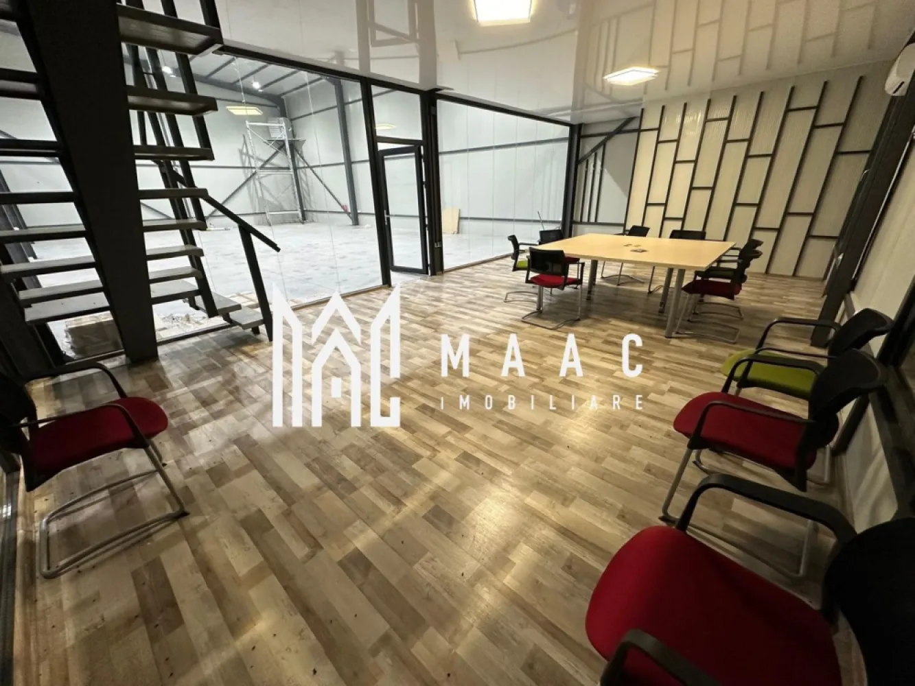 Hala | 250 MP | Teren 3900 MP | - MAAC Imobiliare vă oferă spre vânzare o hală situată în Vestem, pe un teren cu suprafața de 3900 mp, dotată cu toate utilitățile necesare și cu PUZ aprobat. Proprietatea beneficiază de o bandă de accelerare și oferă posibilitatea de a construi suplimentar pe o suprafață de 4750 mp, având regim de înălțime P+1+2. Prețul de vânzare este de 550.000 EUR. Pentru mai multe detalii sau pentru a programa o vizionare a halei, nu ezitați să ne contactați:CP2266081 }}