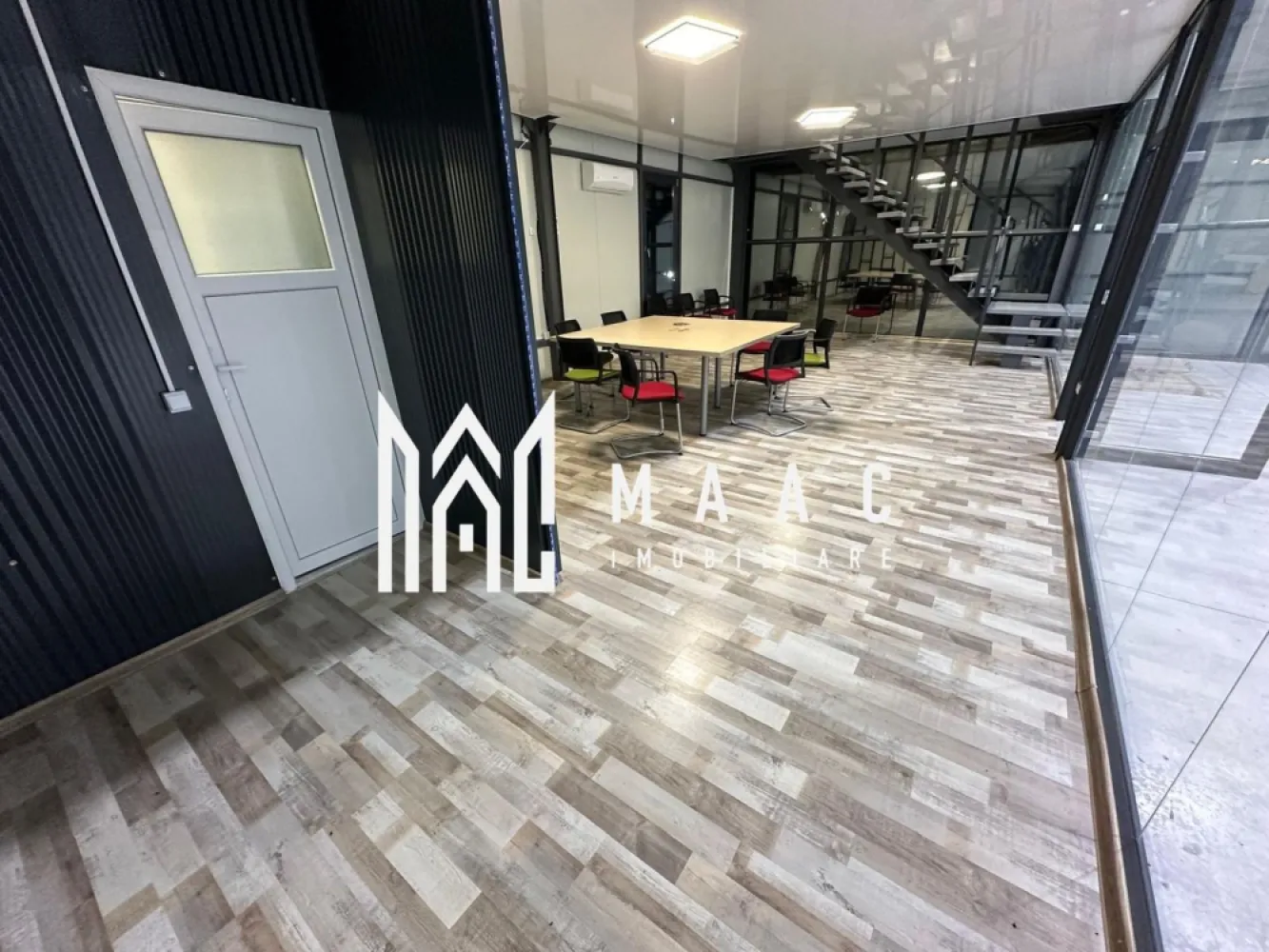 Hala | 250 MP | Teren 3900 MP | - MAAC Imobiliare vă oferă spre vânzare o hală situată în Vestem, pe un teren cu suprafața de 3900 mp, dotată cu toate utilitățile necesare și cu PUZ aprobat. Proprietatea beneficiază de o bandă de accelerare și oferă posibilitatea de a construi suplimentar pe o suprafață de 4750 mp, având regim de înălțime P+1+2. Prețul de vânzare este de 550.000 EUR. Pentru mai multe detalii sau pentru a programa o vizionare a halei, nu ezitați să ne contactați:CP2266081 }}