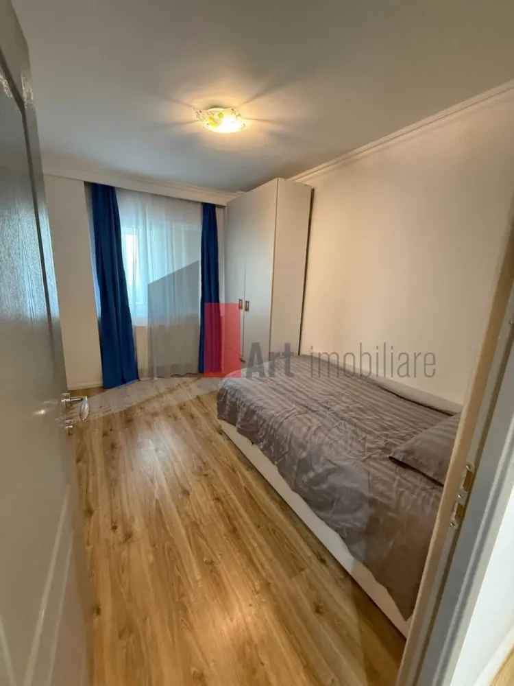 APARTAMENT 3 CAMERE LACUL TEI - Va oferim spre vanzare un apartament 3 camere decomandate, situat pe Bulevardul 
 Lacul Tei, in suprafata de 63 mp, chiar vis-a -vis de Parcul Tei.
 Apartamentul se compune din living, 2 dormitoare, bucatarie, baie, grup sanitar,
 si un balcon de 17 mp.
 Se vinde complet mobilat si utilat.
 Pentru mai multe imformatii sau vizionare sunati la 0722 371 033.