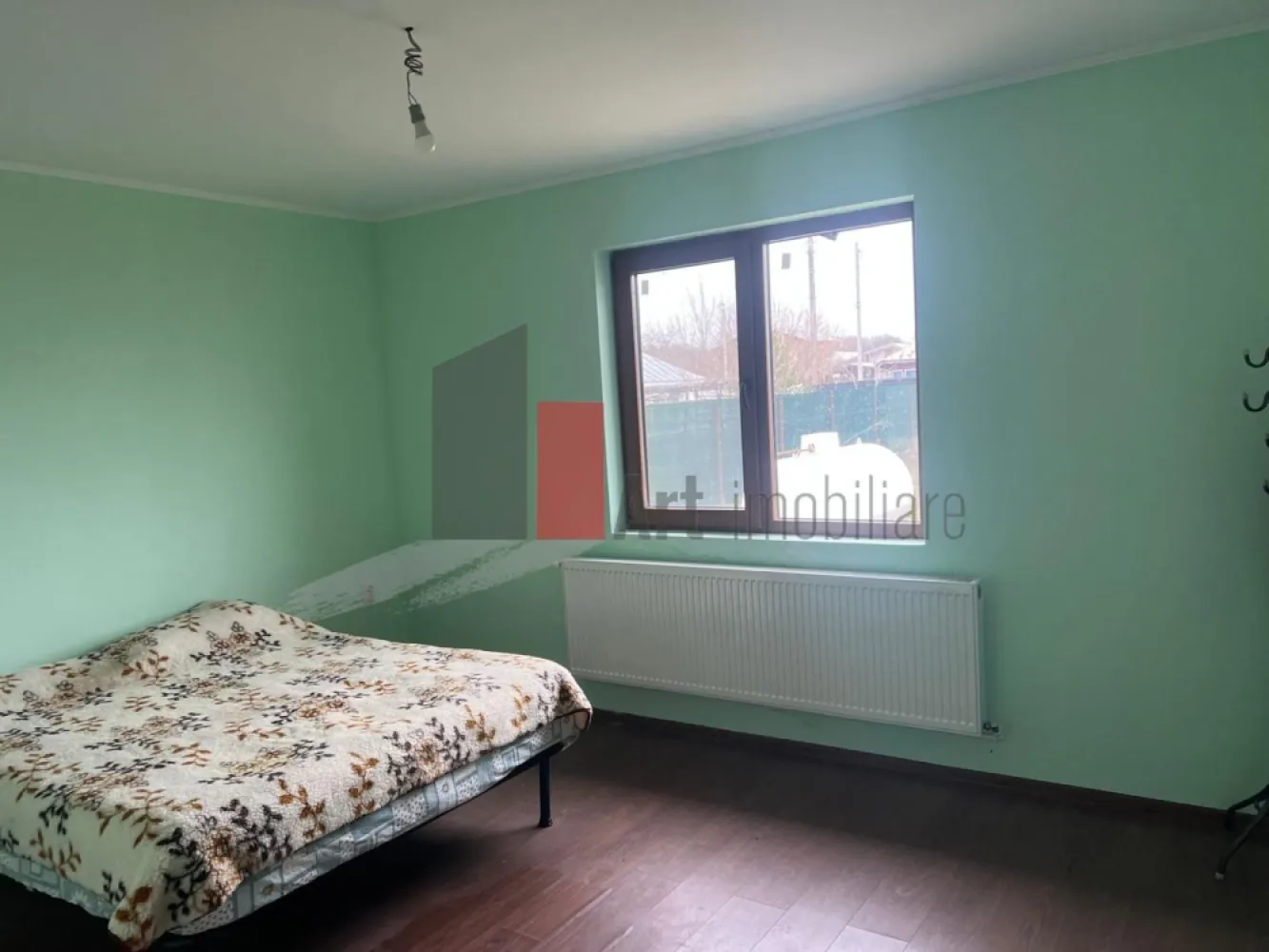 CASA CU TEREN DE 5000MP - JUDET GIURGIU 30KM DE BUCURESTI - Va prezentam spre vanzare casa de 160 mp cu terasa de 25 mp si teren de 5000 mp.
 Locatia casei este localitatea Stejaru , comuna Sangureni pe ruta de la Bucuresti la
 Giurgiu pe un drum lateral din partea dreapta.

 Casa este formata din 2 dormitoare mari , fiecare cu baie , living foarte mare de 40 mp,
 bucatarie , terasa , pod. In curte se gaseste un foisor mare.
 Comfortul termic este asigurat cu centrala termica proprie.
 Terenul de 5000 mp asigura realizarea unei gradini , a unei livezi sau a unei vii iar iesirea 
 din fundul curtii la raul Neajlov devine si mai atractiv.
 
 Pentru alte imformatii sau vizionare sunati la 0722 371 033.