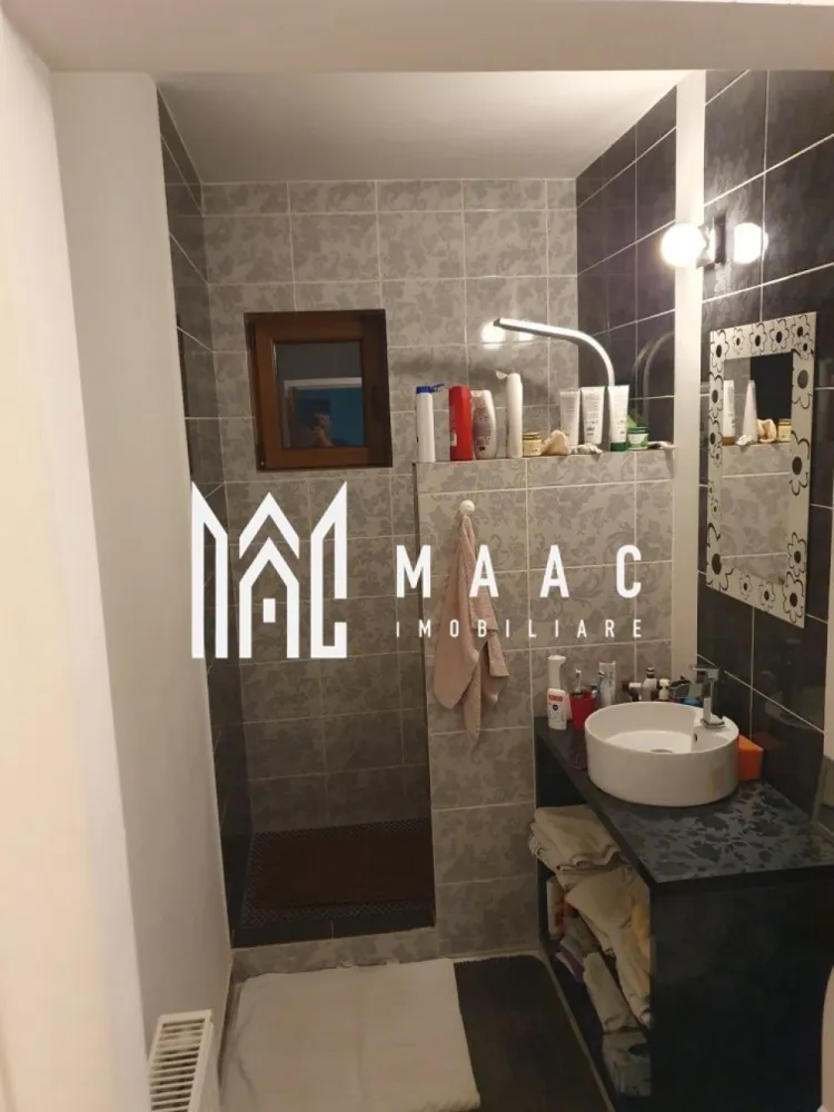 Apartament 3 camere | Etaj 2 | Balcon | Calea Cisnadiei - MAAC Imobiliare ofera spre vanzare apartament de 3 camere, complet mobilat si utilat, in zona Calea Cisnadiei - Arhitectilor. Locuinta decomandata are suprafata utila de 87mp, se afla la etajul 2/3 al unui imobil izolat si este alcatuita din living spatios, bucatarie inchisa cu toate facilitatille, doua dormitoare, 2 bai cu geam, 3 holuri, debara si balcon de 10.7mp. Aferent - loc de parcare propriu suprateran. Apartamentul are disponibilitate imediata si este lipsit de sarcini. Pentru mai multe detalii sau pentru a programa o vizionare, va rugam specificati: CP2264017 }}