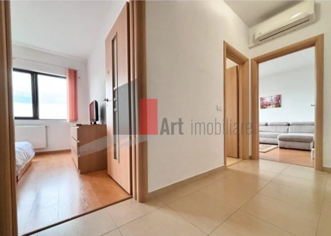 Oferim spre vanzare ap de 2 camere, Lujerului, Bloc nou Parcul Liniei - Vindem apartament cu 2 camere, spațios și luminos, situat în imobilul de referință construit în 2016 (str. Cupolei, blocul cu magazinul Bella Chic), la doar câteva minute de metrou Lujerului.
Apartamentul este situat la etajul 9 din 12, oferind o vedere panoramică superbă asupra zonei, fără zgomotul direct de la bulevard.
DETALII APARTAMENT:
Suprafață: 57 mp utili (compartimentare inteligentă, spații largi).
Structură: Complet DECOMANDAT (hol generos, bucătărie închisă, dormitor și living separate).
Dotări: Centrală termică proprie (confort termic ridicat + costuri mici), Aer Condiționat (AC), finisaje moderne.
Stare: Se vinde MOBILAT și UTILAT complet – te poți muta imediat sau îl poți închiria (randament excelent în zonă).
FACILITĂȚI ZONĂ:
Transport: 5-7 min. mers pe jos până la Metrou Lujerului, acces rapid la tramvai 41 și alte linii STB.
Shopping: Cora Lujerului, Plaza România, Auchan, Mega Image – toate la 5-10 min. distanță.
Imobil: Bloc modern (2016), 2 lifturi rapide, scară curată, vecini de calitate