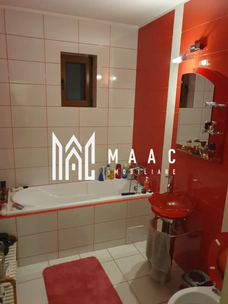 Apartament 3 camere | Etaj 2 | Balcon | Calea Cisnadiei - MAAC Imobiliare ofera spre vanzare apartament de 3 camere, complet mobilat si utilat, in zona Calea Cisnadiei - Arhitectilor. Locuinta decomandata are suprafata utila de 87mp, se afla la etajul 2/3 al unui imobil izolat si este alcatuita din living spatios, bucatarie inchisa cu toate facilitatille, doua dormitoare, 2 bai cu geam, 3 holuri, debara si balcon de 10.7mp. Aferent - loc de parcare propriu suprateran. Apartamentul are disponibilitate imediata si este lipsit de sarcini. Pentru mai multe detalii sau pentru a programa o vizionare, va rugam specificati: CP2264017 }}