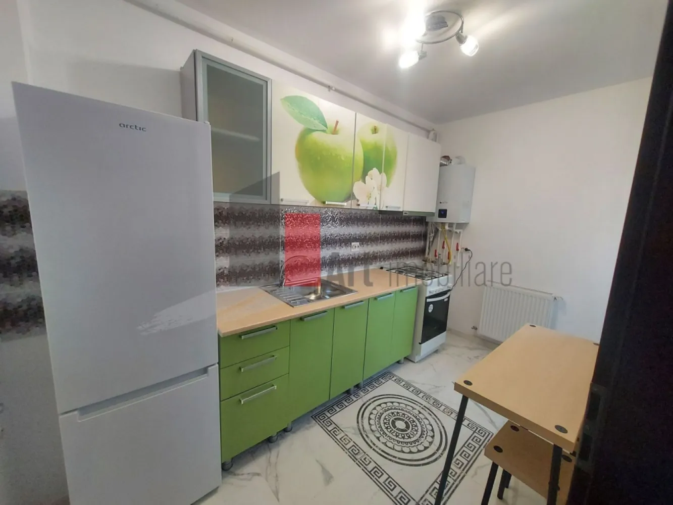 Garsoniera de inchiriat-Aparatorii Patriei-cu centrala - Garsoniera în complex rezidenţial, complet mobilata, cu bucatarie inchisa, cu aer conditionat (urmeaza sa se puna), cu balcon inchis, la etajul 4/4, SD, constructie 2022, cu o suprafata de 37MP, cu centrala, TV mare, cu lift. Locuinta este la 2 statii autobuz de metrou Aparatorii Patriei/Dimitrie Leonida, aprox la 15 min mers pe jos. NU se permit animale de companie. NU se accepta persoane care fumeaza. Se solicita o luna avans si o luna garantie.