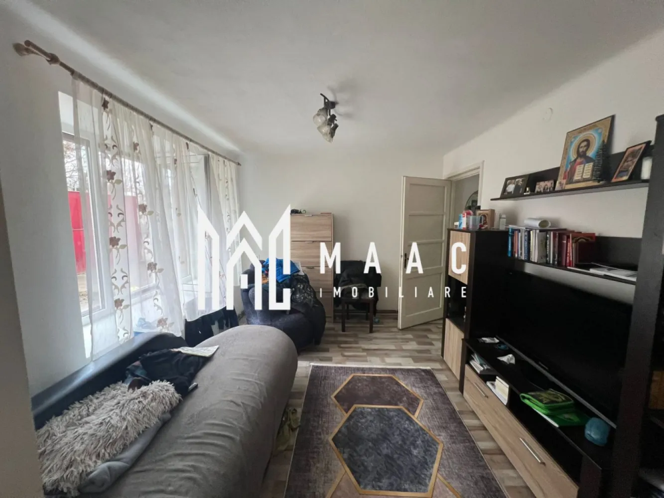 Apartament la casa | Demisol | 3 camere | Pivnita | 89 MPU | Sub Arini - MAAC Imobiliare vă oferă spre vânzare un apartament la casa , situat în zona Sub Arin, perfect pentru cei care își doresc liniște, spațiu generos și o locație cu multiple avantaje! Detalii proprietate: Suprafață utilă: 89,3 mp, ideal compartimentați. Teren total: 293 mp, incluzând o curte generoasă de 176 mp. Compartimentare: 3 camere, bucătărie, hol, baie, cămară și debara Spațiu exterior: grădină privată în fața casei, perfectă pentru momente de relaxare sau amenajare peisagistică. Loc de parcare: situat în curtea proprie. Vedere la parc: pentru un plus de liniște și aer curat. Stare: Necesită renovare, oferindu-vă ocazia să îl personalizați conform gusturilor și nevoilor dumneavoastră. Utilități: Se vinde complet utilat, pentru a facilita tranziția către noua locuință. Proprietatea oferă un potențial imens, fie pentru locuință personală, fie pentru o investiție de viitor, datorită amplasării și spațiilor generoase. Pentru mai multe informatii va rugam sa ne contactati telefonic specificand ID: CP2262612 }}