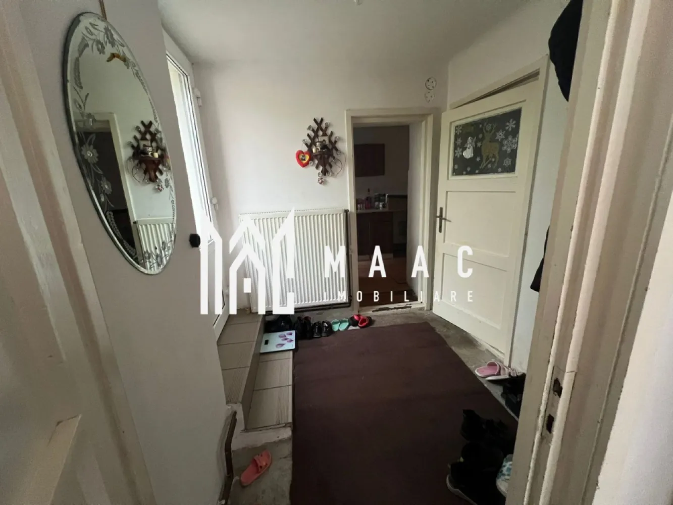 Apartament la casa | Demisol | 3 camere | Pivnita | 89 MPU | Sub Arini - MAAC Imobiliare vă oferă spre vânzare un apartament la casa , situat în zona Sub Arin, perfect pentru cei care își doresc liniște, spațiu generos și o locație cu multiple avantaje! Detalii proprietate: Suprafață utilă: 89,3 mp, ideal compartimentați. Teren total: 293 mp, incluzând o curte generoasă de 176 mp. Compartimentare: 3 camere, bucătărie, hol, baie, cămară și debara Spațiu exterior: grădină privată în fața casei, perfectă pentru momente de relaxare sau amenajare peisagistică. Loc de parcare: situat în curtea proprie. Vedere la parc: pentru un plus de liniște și aer curat. Stare: Necesită renovare, oferindu-vă ocazia să îl personalizați conform gusturilor și nevoilor dumneavoastră. Utilități: Se vinde complet utilat, pentru a facilita tranziția către noua locuință. Proprietatea oferă un potențial imens, fie pentru locuință personală, fie pentru o investiție de viitor, datorită amplasării și spațiilor generoase. Pentru mai multe informatii va rugam sa ne contactati telefonic specificand ID: CP2262612 }}