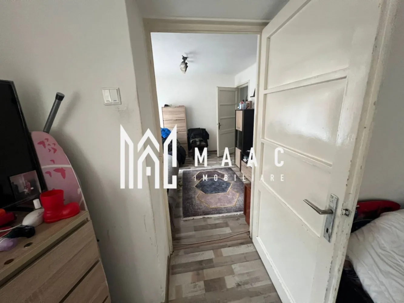 Apartament la casa | Demisol | 3 camere | Pivnita | 89 MPU | Sub Arini - MAAC Imobiliare vă oferă spre vânzare un apartament la casa , situat în zona Sub Arin, perfect pentru cei care își doresc liniște, spațiu generos și o locație cu multiple avantaje! Detalii proprietate: Suprafață utilă: 89,3 mp, ideal compartimentați. Teren total: 293 mp, incluzând o curte generoasă de 176 mp. Compartimentare: 3 camere, bucătărie, hol, baie, cămară și debara Spațiu exterior: grădină privată în fața casei, perfectă pentru momente de relaxare sau amenajare peisagistică. Loc de parcare: situat în curtea proprie. Vedere la parc: pentru un plus de liniște și aer curat. Stare: Necesită renovare, oferindu-vă ocazia să îl personalizați conform gusturilor și nevoilor dumneavoastră. Utilități: Se vinde complet utilat, pentru a facilita tranziția către noua locuință. Proprietatea oferă un potențial imens, fie pentru locuință personală, fie pentru o investiție de viitor, datorită amplasării și spațiilor generoase. Pentru mai multe informatii va rugam sa ne contactati telefonic specificand ID: CP2262612 }}