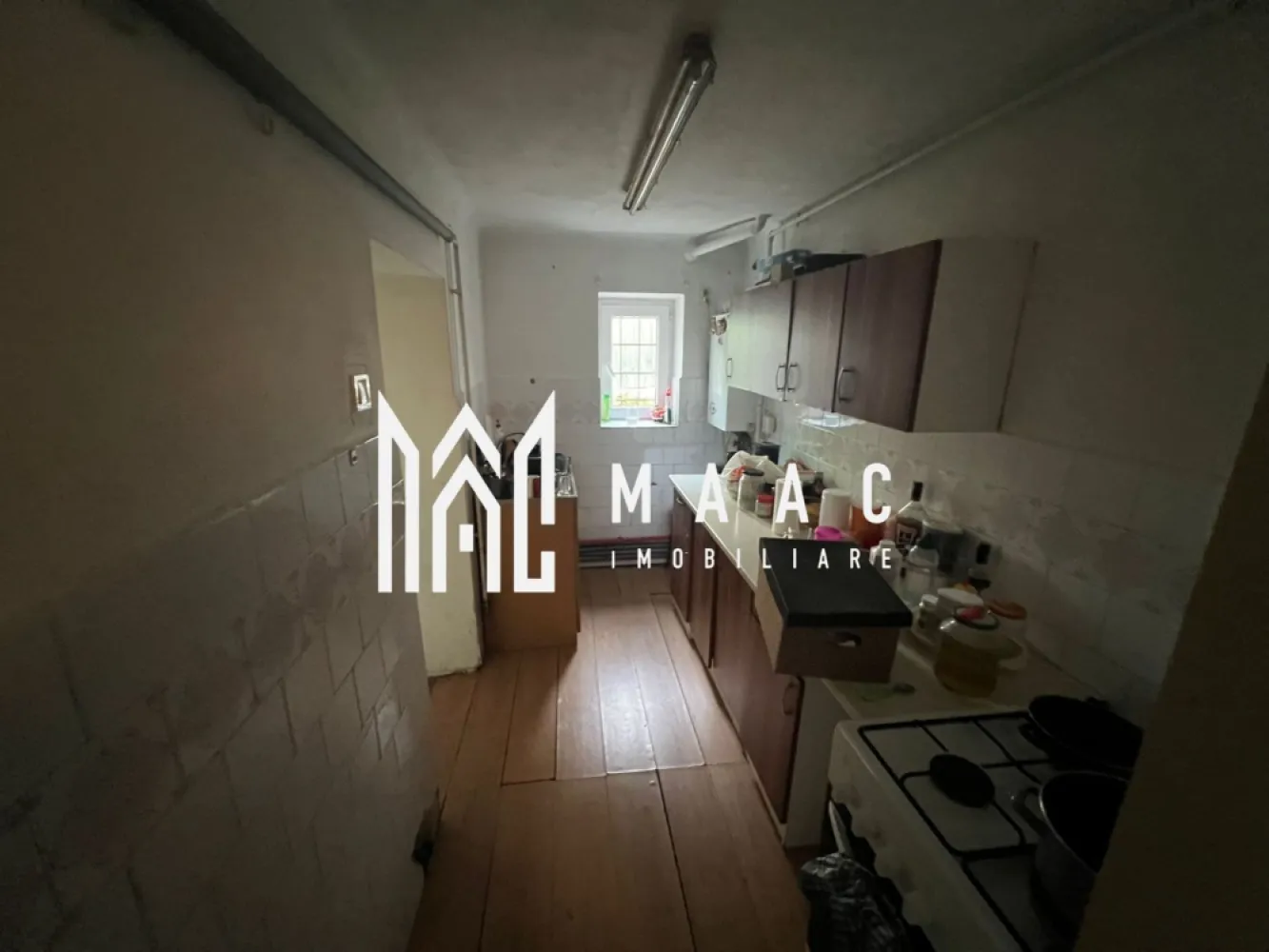 Apartament la casa | Demisol | 3 camere | Pivnita | 89 MPU | Sub Arini - MAAC Imobiliare vă oferă spre vânzare un apartament la casa , situat în zona Sub Arin, perfect pentru cei care își doresc liniște, spațiu generos și o locație cu multiple avantaje! Detalii proprietate: Suprafață utilă: 89,3 mp, ideal compartimentați. Teren total: 293 mp, incluzând o curte generoasă de 176 mp. Compartimentare: 3 camere, bucătărie, hol, baie, cămară și debara Spațiu exterior: grădină privată în fața casei, perfectă pentru momente de relaxare sau amenajare peisagistică. Loc de parcare: situat în curtea proprie. Vedere la parc: pentru un plus de liniște și aer curat. Stare: Necesită renovare, oferindu-vă ocazia să îl personalizați conform gusturilor și nevoilor dumneavoastră. Utilități: Se vinde complet utilat, pentru a facilita tranziția către noua locuință. Proprietatea oferă un potențial imens, fie pentru locuință personală, fie pentru o investiție de viitor, datorită amplasării și spațiilor generoase. Pentru mai multe informatii va rugam sa ne contactati telefonic specificand ID: CP2262612 }}