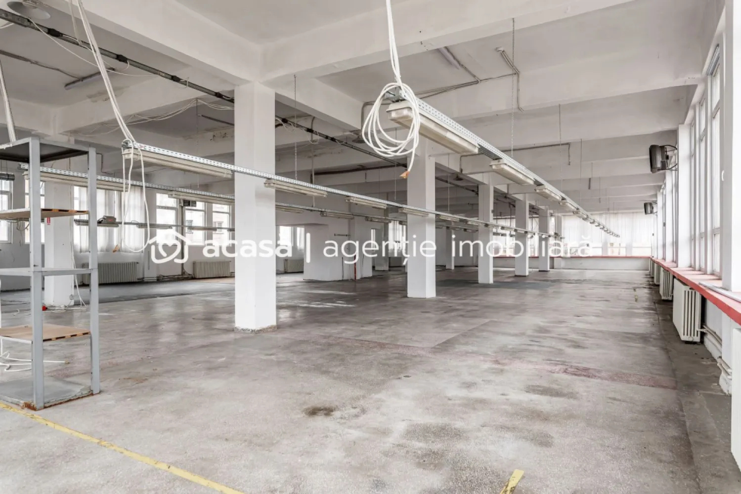 Hala productie si depozitare - Detalii proprietate

* Suprafață construită desfășurată: 1.374 mp
* Tip construcție: Beton/cărămidă
* Locuri de parcare: Disponibile în față, spate și pe lateral, inclusiv parcare acoperită cu pietriș

Utilități și dotări

* Sistem de monitorizare, pază și alarmă
* Curent trifazic, apă, canalizare
* Încălzire pe peleți cu suflante și calorifere
* Rezervor de apă
* Autorizație PSI

Parter 

* Înălțime: 3.2 m (înălțime utilă: 2.9 m)
* Acces: 2 căi pietonale cu uși din termopan, rampă de acces (lățime 2.5 m, înălțime 2.65 m)

Dotări:

* Geamuri termopan
* Scara de acces + lift de marfă (capacitate 1 tonă)
* Grup sanitar
* Bucătărie/sală de mese
* Vestiar
* 2 camere tehnice
* 4 birouri
* Calorifere
* Suflante

Etaj 

* Înălțime: 4.5 m (înălțime utilă: 3.8 m)
Dotări:
* Geamuri termopan
* Calorifere
* Suflante