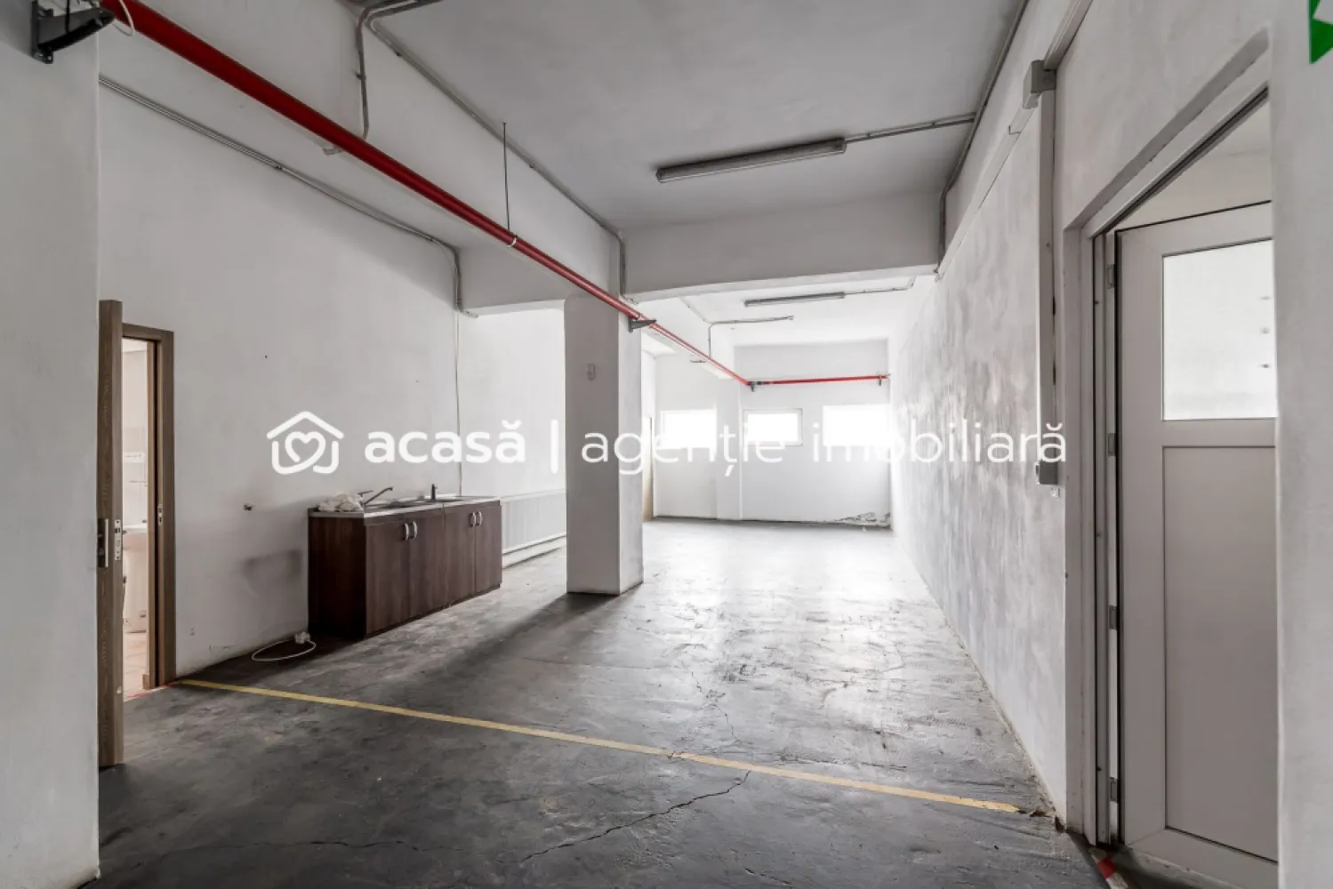 Hala productie si depozitare - Detalii proprietate

* Suprafață construită desfășurată: 1.374 mp
* Tip construcție: Beton/cărămidă
* Locuri de parcare: Disponibile în față, spate și pe lateral, inclusiv parcare acoperită cu pietriș

Utilități și dotări

* Sistem de monitorizare, pază și alarmă
* Curent trifazic, apă, canalizare
* Încălzire pe peleți cu suflante și calorifere
* Rezervor de apă
* Autorizație PSI

Parter 

* Înălțime: 3.2 m (înălțime utilă: 2.9 m)
* Acces: 2 căi pietonale cu uși din termopan, rampă de acces (lățime 2.5 m, înălțime 2.65 m)

Dotări:

* Geamuri termopan
* Scara de acces + lift de marfă (capacitate 1 tonă)
* Grup sanitar
* Bucătărie/sală de mese
* Vestiar
* 2 camere tehnice
* 4 birouri
* Calorifere
* Suflante

Etaj 

* Înălțime: 4.5 m (înălțime utilă: 3.8 m)
Dotări:
* Geamuri termopan
* Calorifere
* Suflante