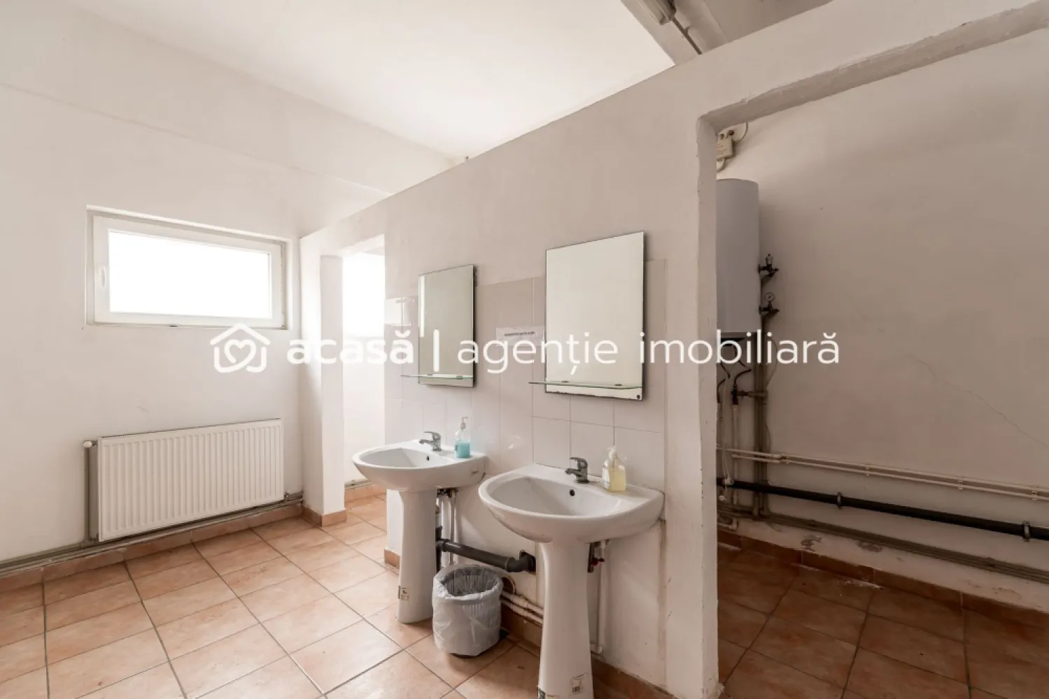 Hala productie si depozitare - Detalii proprietate

* Suprafață construită desfășurată: 1.374 mp
* Tip construcție: Beton/cărămidă
* Locuri de parcare: Disponibile în față, spate și pe lateral, inclusiv parcare acoperită cu pietriș

Utilități și dotări

* Sistem de monitorizare, pază și alarmă
* Curent trifazic, apă, canalizare
* Încălzire pe peleți cu suflante și calorifere
* Rezervor de apă
* Autorizație PSI

Parter 

* Înălțime: 3.2 m (înălțime utilă: 2.9 m)
* Acces: 2 căi pietonale cu uși din termopan, rampă de acces (lățime 2.5 m, înălțime 2.65 m)

Dotări:

* Geamuri termopan
* Scara de acces + lift de marfă (capacitate 1 tonă)
* Grup sanitar
* Bucătărie/sală de mese
* Vestiar
* 2 camere tehnice
* 4 birouri
* Calorifere
* Suflante

Etaj 

* Înălțime: 4.5 m (înălțime utilă: 3.8 m)
Dotări:
* Geamuri termopan
* Calorifere
* Suflante