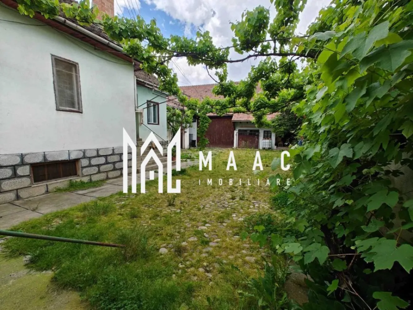 Casa 4 camere I Decomandata I Gura Raului - MAAC Imobiliare vă prezintă o casa cu 4 camere, situata in zona centrala din Gura Raului. Locuinta cuprinde: living spatios, 3 dormitoare, baie cu cada, debara, pivnita cu 2 incaperi. De asemenea casa dispune si de urmatoarele anexe cu o suprafata totala de 206mp : bucatarie de vara, grajd, sura, spatiu de depozitare inchis, spatiu de depozitare deschis, pod. Casa este situata cu iesire la strada principala, aproape de scoli, gradinite, biserica si alte puncte de interes din zona. Acces auto generos in curte. Pentru mai multe detalii sau pentru a programa o vizionare precizati ca ati vazut anuntul cu ID:CP2262273 }}