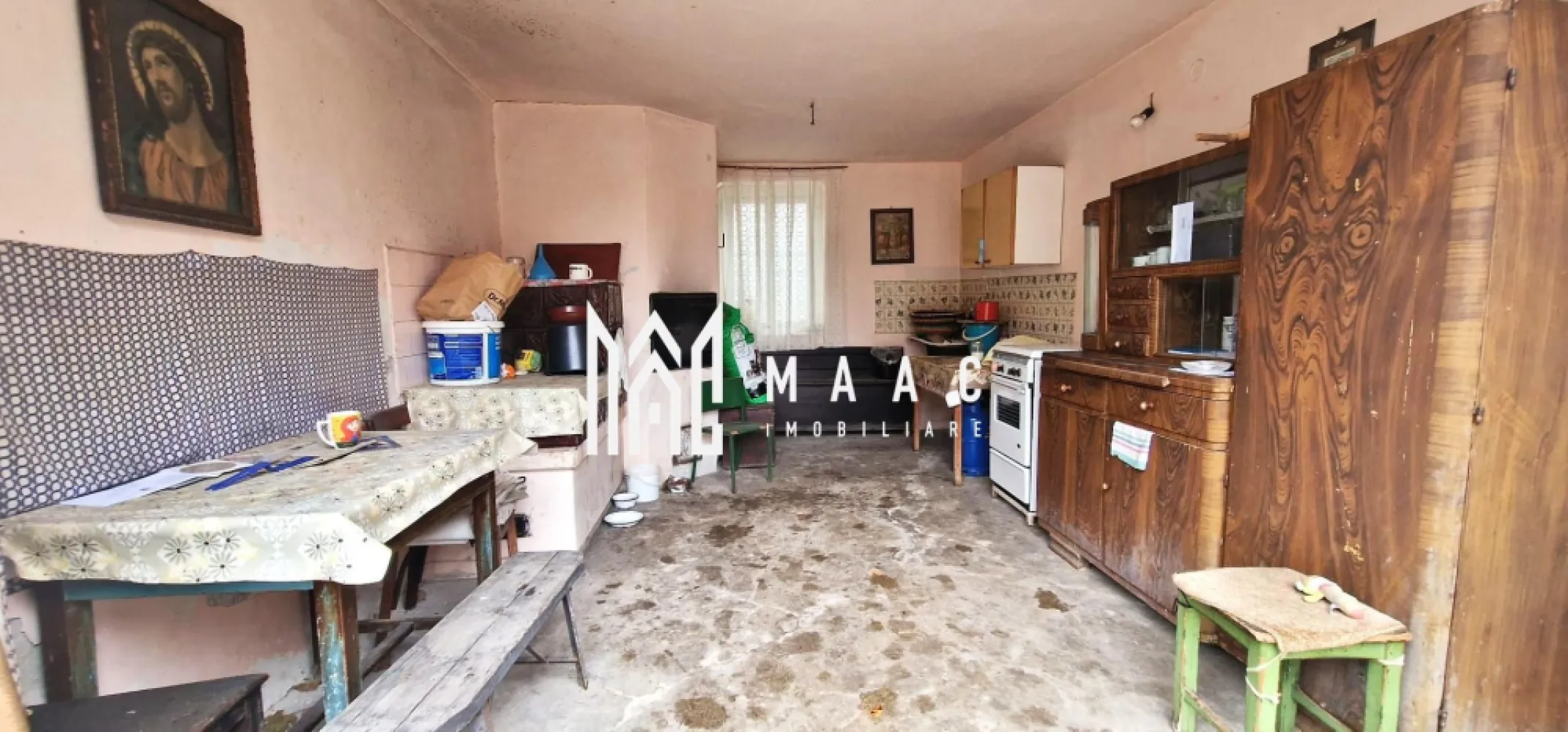 Casa 4 camere I Decomandata I Gura Raului - MAAC Imobiliare vă prezintă o casa cu 4 camere, situata in zona centrala din Gura Raului. Locuinta cuprinde: living spatios, 3 dormitoare, baie cu cada, debara, pivnita cu 2 incaperi. De asemenea casa dispune si de urmatoarele anexe cu o suprafata totala de 206mp : bucatarie de vara, grajd, sura, spatiu de depozitare inchis, spatiu de depozitare deschis, pod. Casa este situata cu iesire la strada principala, aproape de scoli, gradinite, biserica si alte puncte de interes din zona. Acces auto generos in curte. Pentru mai multe detalii sau pentru a programa o vizionare precizati ca ati vazut anuntul cu ID:CP2262273 }}