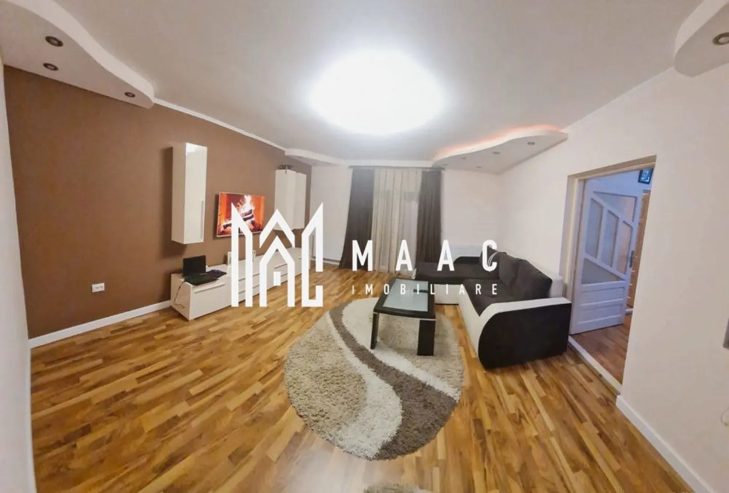 Casa 5 camere I Acces auto I Curte comuna | Terezian - Propunem spre vanzare o casa cu 5 camere amplasata in cartierul Terezian. Locuinta, renovata de curand (2022) are regim de inaltime P+M si este structurata astfel: -parter- living, bucatarie, dormitor, hol acces, baie, casa scarilor. La exterior-terasa si camara. -mansarda- 3 dormitoare, dressing, baie, hol. Doua din dormitoare au balcoane. Casa are curtea comuna cu alte doua proprietati si se afla pozitionata in planul secundar, mai in spate, aspect ce-i confera un plus de intimitate. Aferent casei- atelier si sogasimpron. Se vinde mobilata/utilata. Are camere de supraveghere si este izolata termic. In apropiere - centre comerciale, de invatamant, statii de transport in comun, etc Pentru mai multe detalii precizati telefonic ca ati vazut anuntul cu ID: CP2261144 }}