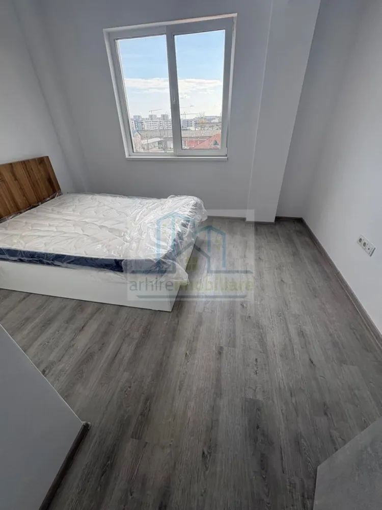 Apartament 2 camere | Bloc nou 2026 | Luminos | Încălzire pardoseală | - Agentia ArhireImobiliare , vă ofera spre vanzare un apartament modern cu 2 camere decomandat , situat într-un imobil nou finalizat în 2026, pe Strada Ghetu Anghel nr. 100, Sector 3, într-o zonă aflată în dezvoltare, cu acces rapid către transport public și puncte de interes urban.

Proprietatea se remarcă prin confort modern, eficiență energetică și compartimentare optimizată, fiind potrivită atât pentru locuire personală, cât și pentru investiție.

Caracteristici principale:
Suprafață utilă: 48 mp
Etaj: 3/4 cu lift
Bloc nou (2026)
Încălzire în pardoseală
Ferestre tripan (izolare termică și fonică superioară)

Compartimentare & dotări:
Bucătărie mobilată și utilată
Dormitor mobilat (pat + saltea)
Baie complet utilată
Spații bine optimizate și lumină naturală pe tot parcursul zilei

Localizare & acces:
10–12 minute până la metrou Republica
STB: 253, 330, 103 + N104
Acces rapid către zonele Pallady, Titan și Industriilor
Magazine și facilități la 5–6 minute de imobil

Avantaje cheie:

✔ Bloc nou 2026 – costuri reduse de întreținere
✔ Încălzire în pardoseală – confort superior
✔ Geamuri tripan – liniște și eficiență energetică
✔ Etaj intermediar – confort termic optim
✔ Apartament gata de utilizare / închiriere imediată

Pret vanzare: 94800 Euro Usor Negociabil 

COMISION ZERO CUMPARATOR 

Va asteptam la vizionare