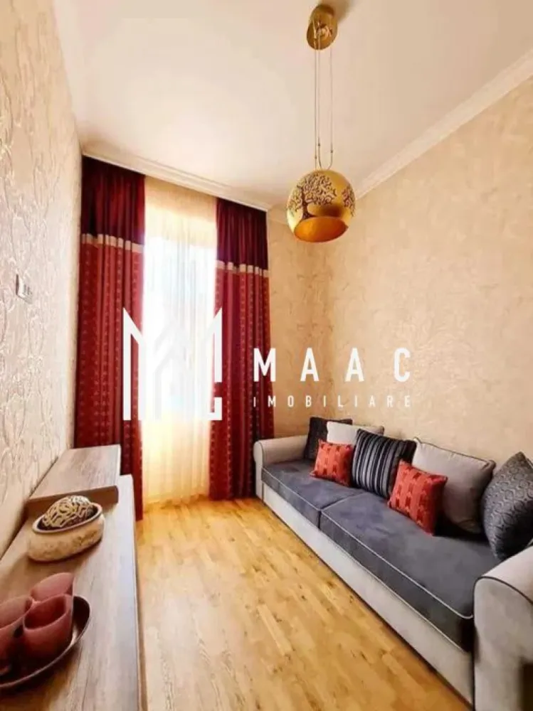 Apartament 2 camere I Decomandat I Zona Centrala - MAAC Imobiliare vă prezintă un apartament cu 2 camere, ideal pentru cei care caută un spațiu intim si confortabil, situat în zona Istorica a Sibiului. Locuinta cuprinde: living, dormitor, bucatarie, baie cu dus. Bucataria poate comunica cu livingul fiind despartita de aceasta de o usa vitrata, in 3 canate. Bucataria este complet mobilata / utilata (plita electrica si cuptor Electrolux, masina de spalat vase, combina firgorifica, mobilier MDF, masa cu 4 scaune).. Dormitorul este imbogatit cu un dressing spatios, pat matrimonial de 180x200, fotolii. Centrală proprie Viessmann 35kw și încălzire prin pardoseala marca UPONOR, cu automatizare, fiecare camera este controlata termic prin termostat digital (de la distanta, prin aplicatie). Peretii camerelor sunt tapetați cu tapet cu imprimeuri clasice, iar pardoseala este placata cu parchet triplu stratificat. Usile sunt realizate la comanda din lemn de stejar, culoarea nucului. Această proprietate reprezintă alegerea perfectă pentru un stil de viață modern, oferind un design contemporan și facilități complete, intr- o zona superba. Ideal pentru familii tinere, la inceput de drum sau investitii. In Iunie 2025 o sa fie renovata si fatada cladirii. Pentru mai multe detalii sau pentru a programa o vizionare precizati ca ati vazut anuntul cu ID:CP2260876 }}