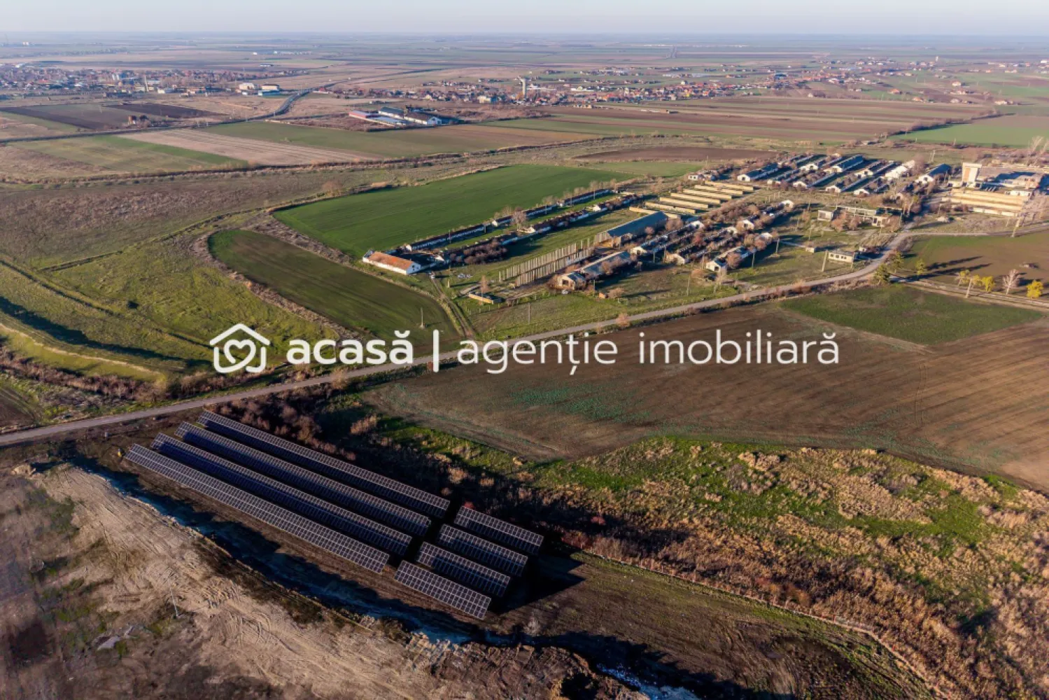 NĂDLAC | Teren 1.15 HA lângă Autostradă | 2.500mp Hale - Locație strategică pentru afacerea ta, la poarta de ieșire spre Europa! Această proprietate de peste 1 hectar, dotată cu hale și curent trifazic, oferă acces imediat la Autostrada E68 și DN7, fiind soluția ideală pentru un hub logistic sau o unitate de producție.

Vă oferim spre vânzare o proprietate cu potențial investițional ridicat, situată strategic în Nădlac, la intersecția principalelor fluxuri de transport internațional.

Cu o configurație versatilă (teren generos + clădiri existente), acest activ imobiliar este pregătit să susțină operațiuni comerciale, industriale sau de depozitare la scară mare.

Date-cheie ale proprietății:
Suprafață teren: 11.467 mp (1.15 Hectare) – teren plan, cu acces facil.
Construcții: aproximativ 2.500 mp suprafață construită (hale/anexe), oferind un avantaj imens în termeni de costuri de pornire.
Locație: lângă DN7 și nodul de urcare pe Autostrada E68 (A1), în imediata proximitate a frontierei cu Ungaria.

Utilități și Facilități:
Energie electrică: curent trifazic cu putere instalată de 35 kW.
Apă: sursă proprie prin foraj la 45 m adâncime.
Acces: drum facil proiectat pentru vehicule de mare tonaj (TIR).
Context: vecinătatea cu un parc fotovoltaic subliniază potențialul energetic și industrial al zonei.

Destinații recomandate:
Logistică & depozitare: hub de tranzit pentru mărfuri internaționale.
Unitate de producție: spații pretabile pentru diverse activități industriale.
Agro-business: centru de colectare sau depozitare utilaje.
Parcare camioane / service: datorită proximității de vamă și autostradă.

Preț de vânzare: 180.000 € | Comision 0% pentru cumpărător

Proprietatea reprezintă un pachet complet: teren, utilități și clădiri, într-una dintre cele mai dinamice zone economice de graniță din România.

📞 Contactați-mă pentru detalii tehnice și vizionări:
Sebastian Nica – 0722 252 639