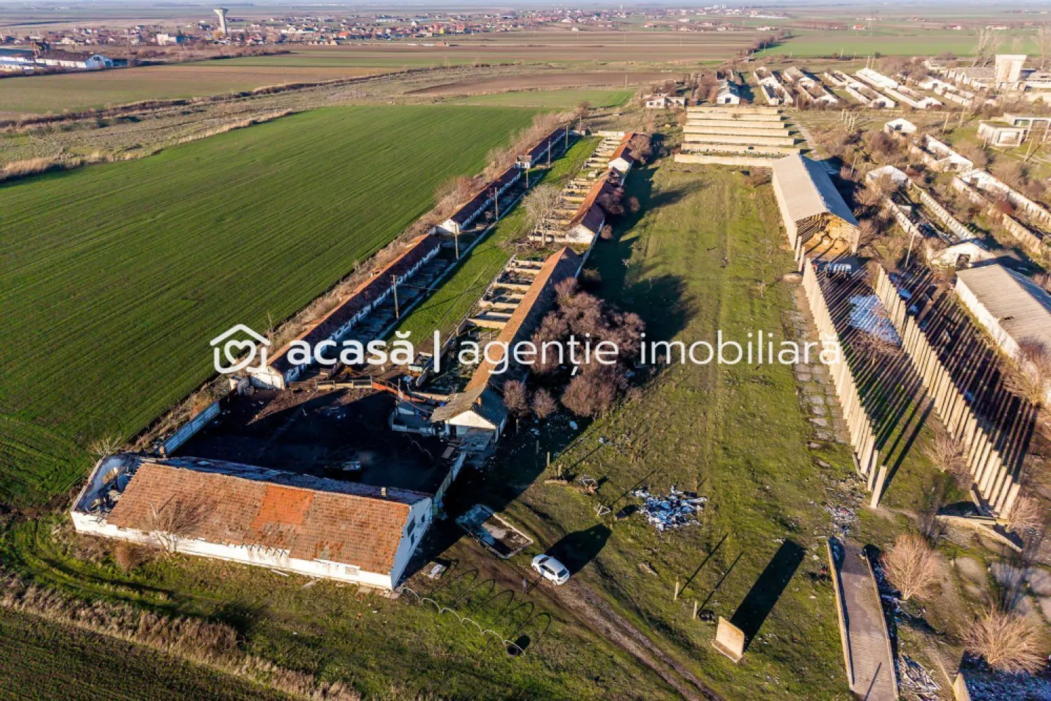 NĂDLAC | Teren 1.15 HA lângă Autostradă | 2.500mp Hale - Locație strategică pentru afacerea ta, la poarta de ieșire spre Europa! Această proprietate de peste 1 hectar, dotată cu hale și curent trifazic, oferă acces imediat la Autostrada E68 și DN7, fiind soluția ideală pentru un hub logistic sau o unitate de producție.

Vă oferim spre vânzare o proprietate cu potențial investițional ridicat, situată strategic în Nădlac, la intersecția principalelor fluxuri de transport internațional.

Cu o configurație versatilă (teren generos + clădiri existente), acest activ imobiliar este pregătit să susțină operațiuni comerciale, industriale sau de depozitare la scară mare.

Date-cheie ale proprietății:
Suprafață teren: 11.467 mp (1.15 Hectare) – teren plan, cu acces facil.
Construcții: aproximativ 2.500 mp suprafață construită (hale/anexe), oferind un avantaj imens în termeni de costuri de pornire.
Locație: lângă DN7 și nodul de urcare pe Autostrada E68 (A1), în imediata proximitate a frontierei cu Ungaria.

Utilități și Facilități:
Energie electrică: curent trifazic cu putere instalată de 35 kW.
Apă: sursă proprie prin foraj la 45 m adâncime.
Acces: drum facil proiectat pentru vehicule de mare tonaj (TIR).
Context: vecinătatea cu un parc fotovoltaic subliniază potențialul energetic și industrial al zonei.

Destinații recomandate:
Logistică & depozitare: hub de tranzit pentru mărfuri internaționale.
Unitate de producție: spații pretabile pentru diverse activități industriale.
Agro-business: centru de colectare sau depozitare utilaje.
Parcare camioane / service: datorită proximității de vamă și autostradă.

Preț de vânzare: 180.000 € | Comision 0% pentru cumpărător

Proprietatea reprezintă un pachet complet: teren, utilități și clădiri, într-una dintre cele mai dinamice zone economice de graniță din România.

📞 Contactați-mă pentru detalii tehnice și vizionări:
Sebastian Nica – 0722 252 639