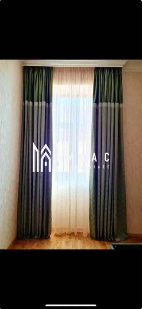 Apartament 2 camere I Decomandat I Zona Centrala - MAAC Imobiliare vă prezintă un apartament cu 2 camere, ideal pentru cei care caută un spațiu intim si confortabil, situat în zona Istorica a Sibiului. Locuinta cuprinde: living, dormitor, bucatarie, baie cu dus. Bucataria poate comunica cu livingul fiind despartita de aceasta de o usa vitrata, in 3 canate. Bucataria este complet mobilata / utilata (plita electrica si cuptor Electrolux, masina de spalat vase, combina firgorifica, mobilier MDF, masa cu 4 scaune).. Dormitorul este imbogatit cu un dressing spatios, pat matrimonial de 180x200, fotolii. Centrală proprie Viessmann 35kw și încălzire prin pardoseala marca UPONOR, cu automatizare, fiecare camera este controlata termic prin termostat digital (de la distanta, prin aplicatie). Peretii camerelor sunt tapetați cu tapet cu imprimeuri clasice, iar pardoseala este placata cu parchet triplu stratificat. Usile sunt realizate la comanda din lemn de stejar, culoarea nucului. Această proprietate reprezintă alegerea perfectă pentru un stil de viață modern, oferind un design contemporan și facilități complete, intr- o zona superba. Ideal pentru familii tinere, la inceput de drum sau investitii. In Iunie 2025 o sa fie renovata si fatada cladirii. Pentru mai multe detalii sau pentru a programa o vizionare precizati ca ati vazut anuntul cu ID:CP2260876 }}