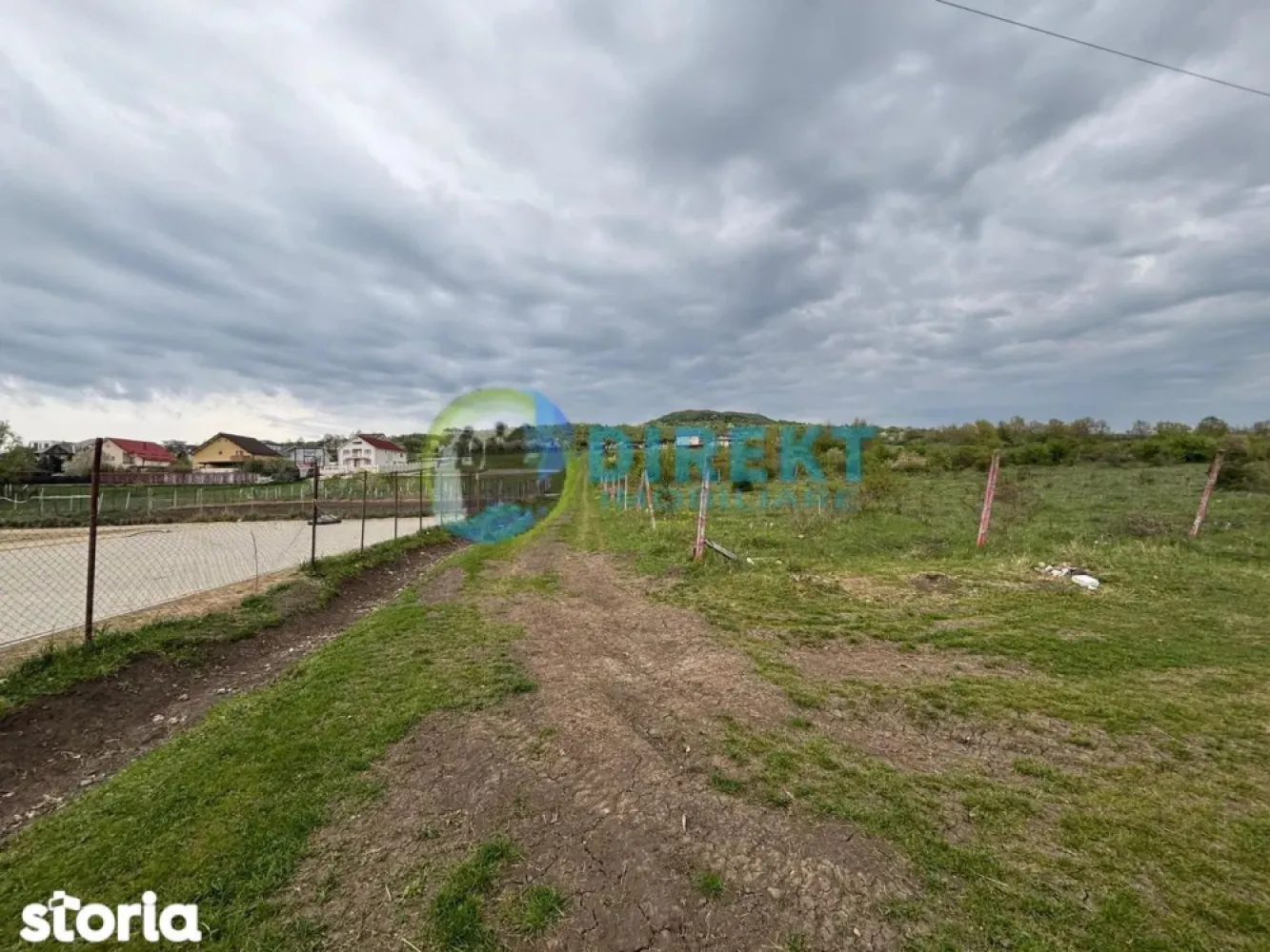Teren intravilan , zona Subcetate - Agentia Direkt Imobiliare propune spre vanzare teren intravilan , situat in zona Subcetate , cu priveliste deosebita asupra orasului 
Terenul are o suprafata de 800 mp , utilitati in apropiere , inclinatie plata . 
Ideal constructie casa.