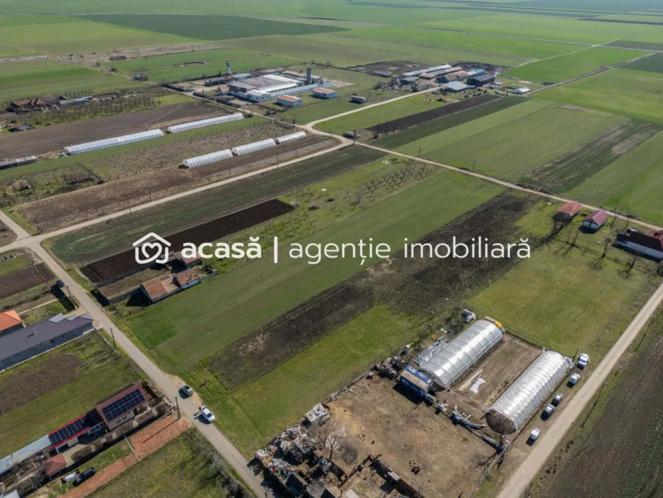 Teren 3.600 mp în Curtici, 2 fronturi stradale – La doar 20 km de Arad - Oportunitate rară de achiziție: teren de 3.600 mp situat în Curtici, la doar 20 km de Arad, cu 2 fronturi stradale de 19 m, ideal atât pentru locuință, cât și pentru diverse proiecte investiționale.

✅ Posibilități de utilizare:
Construcția unei case spațioase sau a unui ansamblu de case
Parcelare pentru vânzare ulterioară sau dezvoltare imobiliară
Mică hală/depozit sau spațiu comercial
Pensiune, agroturism sau proiecte turistice
Activități agricole, livadă sau fermă de familie

💰 Preț foarte avantajos: 14 €/mp – 50.000 € pentru întreaga suprafață

📞 Lucian Marc – Consultant Imobiliar Acasa Arad
0746 093 329
🏢 Birou: ACASA | Agenție Imobiliară Arad, Bulevardul Decebal 2, Arad 310133

💡 Nu dispui de toată suma? Te ajutăm gratuit să obții oferte de la 16 bănci.
💡 Ai o proprietate de vânzare în Arad? Sună-mă pentru evaluare gratuită, fără obligații.

📍 Zona oferă liniște, aer curat și acces rapid către Arad, fiind perfectă pentru locuire sau investiție.