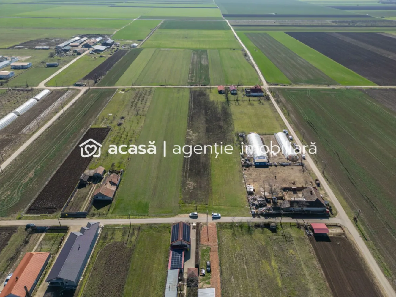 Teren 3.600 mp în Curtici, 2 fronturi stradale – La doar 20 km de Arad - Oportunitate rară de achiziție: teren de 3.600 mp situat în Curtici, la doar 20 km de Arad, cu 2 fronturi stradale de 19 m, ideal atât pentru locuință, cât și pentru diverse proiecte investiționale.

✅ Posibilități de utilizare:
Construcția unei case spațioase sau a unui ansamblu de case
Parcelare pentru vânzare ulterioară sau dezvoltare imobiliară
Mică hală/depozit sau spațiu comercial
Pensiune, agroturism sau proiecte turistice
Activități agricole, livadă sau fermă de familie

💰 Preț foarte avantajos: 14 €/mp – 50.000 € pentru întreaga suprafață

📞 Lucian Marc – Consultant Imobiliar Acasa Arad
0746 093 329
🏢 Birou: ACASA | Agenție Imobiliară Arad, Bulevardul Decebal 2, Arad 310133

💡 Nu dispui de toată suma? Te ajutăm gratuit să obții oferte de la 16 bănci.
💡 Ai o proprietate de vânzare în Arad? Sună-mă pentru evaluare gratuită, fără obligații.

📍 Zona oferă liniște, aer curat și acces rapid către Arad, fiind perfectă pentru locuire sau investiție.