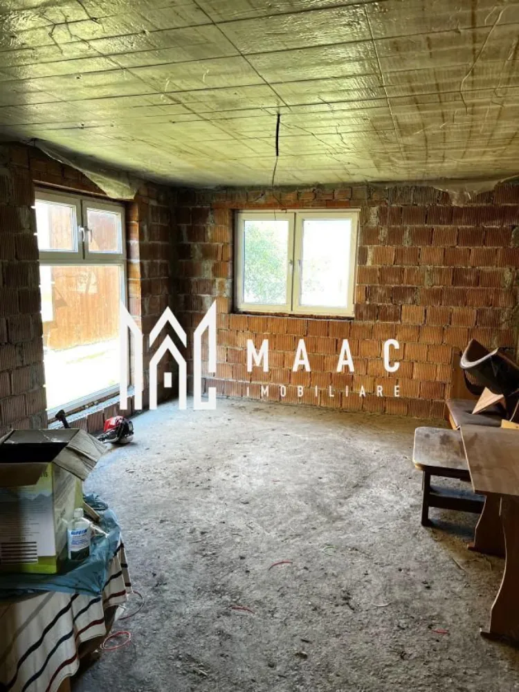 Casa Individuala de Vanzare I 5 Camere I Intabulata I Cisnadie - MAAC Imobiliare vă propune spre vânzare acest imobil pe 2 nivele- P+1E+M, situat intr-o zona linistita din Orasul Cisnadie. Compartimentare : Parter: - living 34.40 mp - hol 5.90 mp - bucatarie 17.50 mp - baie 5 mp -spalatorie 5.60 mp Etaj : - 2 dormitoare de 17.50 mp - 1 dormitor de 19.50 mp - baie 12.60 mp - hol 7.40 mp - balcon Etaj Mansarda 76.50 mp, 2 balcoane de 9.60 mp Casa beneficiaza si de 2 pivnite cu suprafata de 16.94 mp/ 12.13 mp, despartite de un hol de 7.80 mp. Predarea se face la stadiul prezentat in poze ( la rosu ), ceea ce prezinta un avantaj pentru a va putea modela locuinta de vis dupa bunul plac. Proprietatea este intabulata si situata intr-o zona linistita, in imediata apropiere a orasului Sibiu. Pentru mai multe detalii precizati telefonic ca ati vazut anuntul cu ID: CP2259791 }}