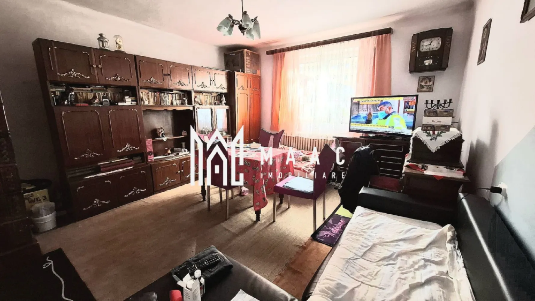 Casa tip duplex | 2 camere | Zona Vasile Aron - MAAC Imobiliare vă propune spre vânzare o casă în zona Vasile Aron, ideală pentru o familie sau pentru cei care doresc să își stabilească sediul unei afaceri într-o locație accesibilă. Proprietatea, cu o suprafață de 113 mp, dispune de două dormitoare decomandate, un living spațios, o baie funcțională și o bucătărie, perfectă pentru a deveni locul unde fiecare zi începe cu relaxare și confort. Un avantaj semnificativ al acestei case este podul amplasat pe toată suprafața locuinței, ce oferă posibilitatea de a construi un etaj sau de a mansarda spațiul existent, transformându-l într-o locuință mult mai mare sau chiar într-un spațiu de birouri. Curtea proprie, cu o suprafață de 53 mp, poate deveni locul ideal pentru momente de relaxare în aer liber sau pentru diverse activități în familie. De asemenea, proprietatea beneficiază de o parcare publică în apropiere, asigurând un acces facil și comod. Chiar dacă casa necesită renovare, aceasta reprezintă o oportunitate excelentă de a o transforma într-o locuință modernă, adaptată nevoilor dumneavoastră. Investiția într-o renovare poate adăuga un farmec deosebit acestei locuințe, iar potențialul de dezvoltare al spațiilor este remarcabil. Pentru mai multe detalii sau pentru a programa o vizionare, menționați telefonic că ați văzut anunțul cu CP2260724. }}