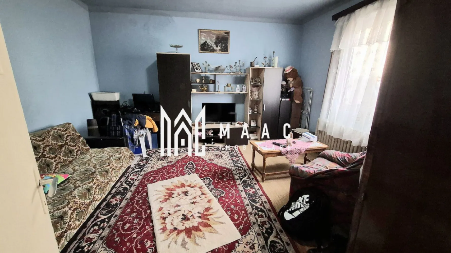 Casa tip duplex | 2 camere | Zona Vasile Aron - MAAC Imobiliare vă propune spre vânzare o casă în zona Vasile Aron, ideală pentru o familie sau pentru cei care doresc să își stabilească sediul unei afaceri într-o locație accesibilă. Proprietatea, cu o suprafață de 113 mp, dispune de două dormitoare decomandate, un living spațios, o baie funcțională și o bucătărie, perfectă pentru a deveni locul unde fiecare zi începe cu relaxare și confort. Un avantaj semnificativ al acestei case este podul amplasat pe toată suprafața locuinței, ce oferă posibilitatea de a construi un etaj sau de a mansarda spațiul existent, transformându-l într-o locuință mult mai mare sau chiar într-un spațiu de birouri. Curtea proprie, cu o suprafață de 53 mp, poate deveni locul ideal pentru momente de relaxare în aer liber sau pentru diverse activități în familie. De asemenea, proprietatea beneficiază de o parcare publică în apropiere, asigurând un acces facil și comod. Chiar dacă casa necesită renovare, aceasta reprezintă o oportunitate excelentă de a o transforma într-o locuință modernă, adaptată nevoilor dumneavoastră. Investiția într-o renovare poate adăuga un farmec deosebit acestei locuințe, iar potențialul de dezvoltare al spațiilor este remarcabil. Pentru mai multe detalii sau pentru a programa o vizionare, menționați telefonic că ați văzut anunțul cu CP2260724. }}