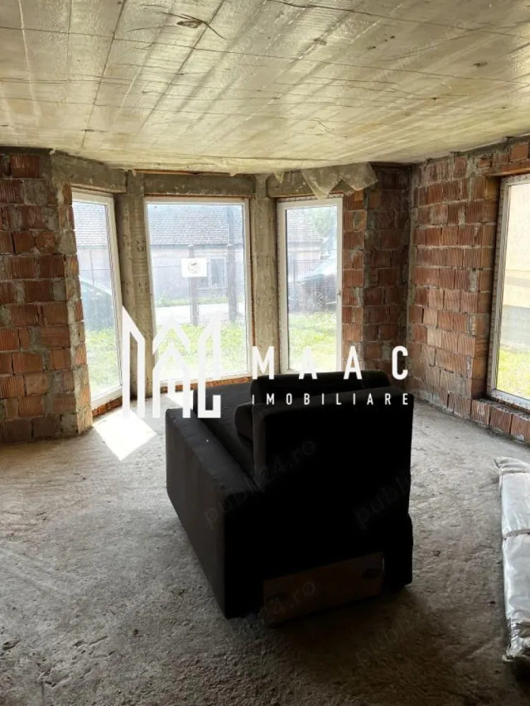 Casa Individuala de Vanzare I 5 Camere I Intabulata I Cisnadie - MAAC Imobiliare vă propune spre vânzare acest imobil pe 2 nivele- P+1E+M, situat intr-o zona linistita din Orasul Cisnadie. Compartimentare : Parter: - living 34.40 mp - hol 5.90 mp - bucatarie 17.50 mp - baie 5 mp -spalatorie 5.60 mp Etaj : - 2 dormitoare de 17.50 mp - 1 dormitor de 19.50 mp - baie 12.60 mp - hol 7.40 mp - balcon Etaj Mansarda 76.50 mp, 2 balcoane de 9.60 mp Casa beneficiaza si de 2 pivnite cu suprafata de 16.94 mp/ 12.13 mp, despartite de un hol de 7.80 mp. Predarea se face la stadiul prezentat in poze ( la rosu ), ceea ce prezinta un avantaj pentru a va putea modela locuinta de vis dupa bunul plac. Proprietatea este intabulata si situata intr-o zona linistita, in imediata apropiere a orasului Sibiu. Pentru mai multe detalii precizati telefonic ca ati vazut anuntul cu ID: CP2259791 }}