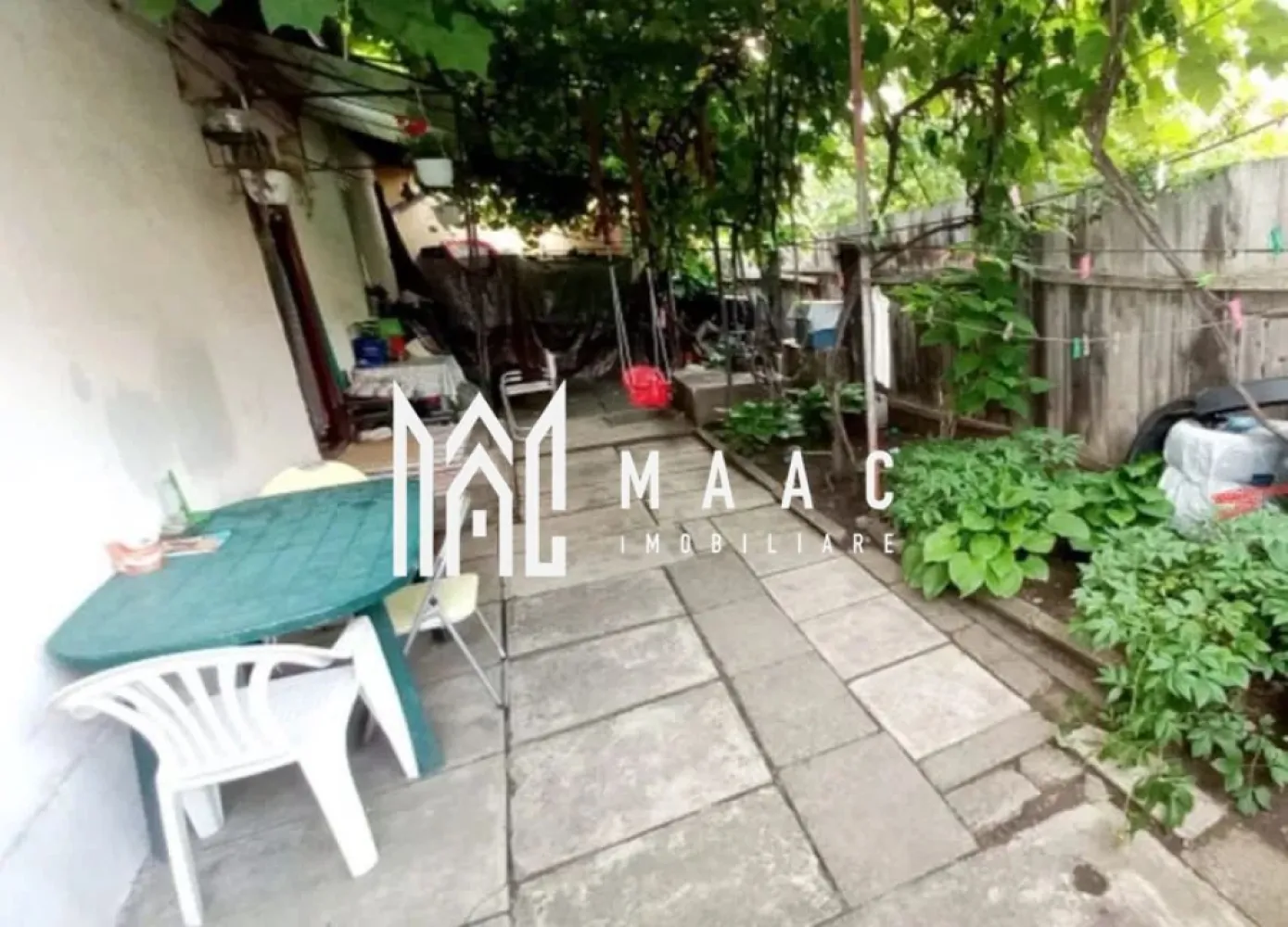 Casa tip duplex | 2 camere | Zona Vasile Aron - MAAC Imobiliare vă propune spre vânzare o casă în zona Vasile Aron, ideală pentru o familie sau pentru cei care doresc să își stabilească sediul unei afaceri într-o locație accesibilă. Proprietatea, cu o suprafață de 113 mp, dispune de două dormitoare decomandate, un living spațios, o baie funcțională și o bucătărie, perfectă pentru a deveni locul unde fiecare zi începe cu relaxare și confort. Un avantaj semnificativ al acestei case este podul amplasat pe toată suprafața locuinței, ce oferă posibilitatea de a construi un etaj sau de a mansarda spațiul existent, transformându-l într-o locuință mult mai mare sau chiar într-un spațiu de birouri. Curtea proprie, cu o suprafață de 53 mp, poate deveni locul ideal pentru momente de relaxare în aer liber sau pentru diverse activități în familie. De asemenea, proprietatea beneficiază de o parcare publică în apropiere, asigurând un acces facil și comod. Chiar dacă casa necesită renovare, aceasta reprezintă o oportunitate excelentă de a o transforma într-o locuință modernă, adaptată nevoilor dumneavoastră. Investiția într-o renovare poate adăuga un farmec deosebit acestei locuințe, iar potențialul de dezvoltare al spațiilor este remarcabil. Pentru mai multe detalii sau pentru a programa o vizionare, menționați telefonic că ați văzut anunțul cu CP2260724. }}