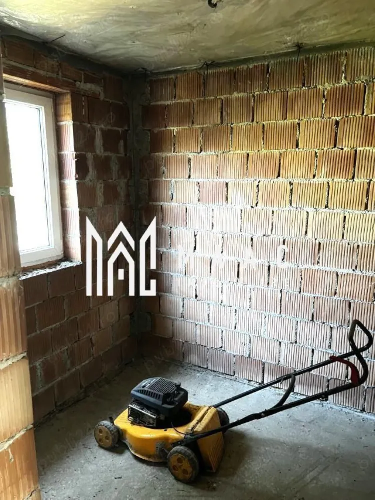 Casa Individuala de Vanzare I 5 Camere I Intabulata I Cisnadie - MAAC Imobiliare vă propune spre vânzare acest imobil pe 2 nivele- P+1E+M, situat intr-o zona linistita din Orasul Cisnadie. Compartimentare : Parter: - living 34.40 mp - hol 5.90 mp - bucatarie 17.50 mp - baie 5 mp -spalatorie 5.60 mp Etaj : - 2 dormitoare de 17.50 mp - 1 dormitor de 19.50 mp - baie 12.60 mp - hol 7.40 mp - balcon Etaj Mansarda 76.50 mp, 2 balcoane de 9.60 mp Casa beneficiaza si de 2 pivnite cu suprafata de 16.94 mp/ 12.13 mp, despartite de un hol de 7.80 mp. Predarea se face la stadiul prezentat in poze ( la rosu ), ceea ce prezinta un avantaj pentru a va putea modela locuinta de vis dupa bunul plac. Proprietatea este intabulata si situata intr-o zona linistita, in imediata apropiere a orasului Sibiu. Pentru mai multe detalii precizati telefonic ca ati vazut anuntul cu ID: CP2259791 }}