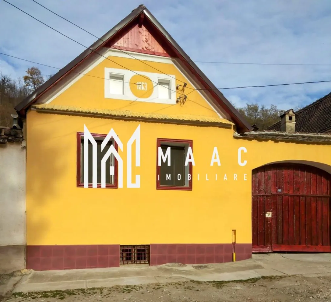 Casă renovată 3 camere I Sat Nemsa - Descoperiți o locuință plină de farmec și confort, situată la doar 10 minute de orașul Mediaș. Această casă renovată complet în anul 2020 îmbină autenticitatea arhitecturii săsești cu dotările moderne, oferind un mediu ideal pentru a locui sau pentru a vă bucura de liniștea unei localități pitorești. Compartimentată eficient: living, 2 dormitoare, 1 baie modernă și un hol spațios. Izolație interioară și exterioară realizată cu Amporă de 10 cm, pentru eficiență energetică maximă. Casa se vinde complet mobilată și utilata, gata pentru mutare. Sistem de încălzire performant cu centrală Bosch, pentru confort termic optim. Anexe: magazie practică și o pivniță uscată, ideale pentru depozitare. Situată central, la șosea, cu acces direct din curte către pădure, pentru iubitorii de natură. Clădire săsească solidă, care oferă izolație fonică și termică naturală. Această proprietate este o alegere excelentă pentru cei care apreciază liniștea, confortul și proximitatea față de oraș. Este potrivită atât ca locuință permanentă, cât și ca reședință de vacanță. Pentru mai multe detalii sau pentru a programa o vizionare va rugam specificati telefonic CP2259532 }}