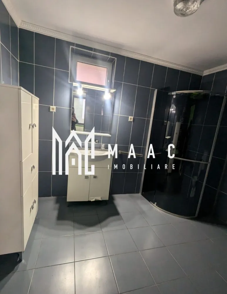 Casă renovată 3 camere I Sat Nemsa - Descoperiți o locuință plină de farmec și confort, situată la doar 10 minute de orașul Mediaș. Această casă renovată complet în anul 2020 îmbină autenticitatea arhitecturii săsești cu dotările moderne, oferind un mediu ideal pentru a locui sau pentru a vă bucura de liniștea unei localități pitorești. Compartimentată eficient: living, 2 dormitoare, 1 baie modernă și un hol spațios. Izolație interioară și exterioară realizată cu Amporă de 10 cm, pentru eficiență energetică maximă. Casa se vinde complet mobilată și utilata, gata pentru mutare. Sistem de încălzire performant cu centrală Bosch, pentru confort termic optim. Anexe: magazie practică și o pivniță uscată, ideale pentru depozitare. Situată central, la șosea, cu acces direct din curte către pădure, pentru iubitorii de natură. Clădire săsească solidă, care oferă izolație fonică și termică naturală. Această proprietate este o alegere excelentă pentru cei care apreciază liniștea, confortul și proximitatea față de oraș. Este potrivită atât ca locuință permanentă, cât și ca reședință de vacanță. Pentru mai multe detalii sau pentru a programa o vizionare va rugam specificati telefonic CP2259532 }}
