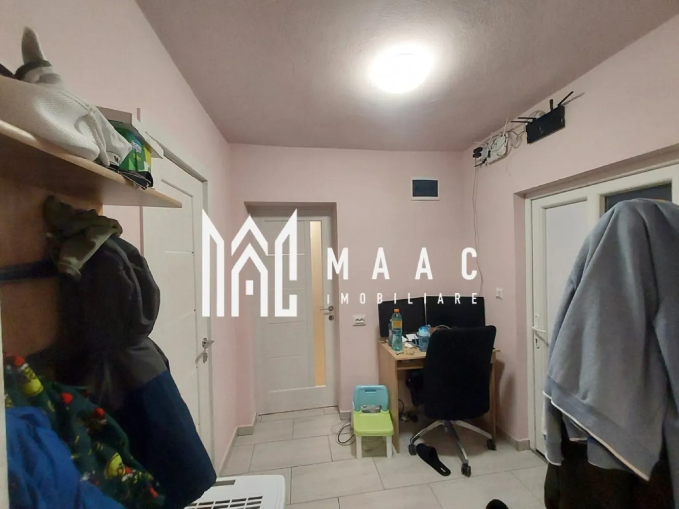 Casa 2 Camere | 50MPU | Lazaret - MAAC Imobiliare vă oferă spre vânzare o casă situată într-o zonă centrală și liniștită, ideală atât pentru locuit, cât și pentru investiție. Caracteristici principale: Compartimentare: 2 camere Hol spațios Bucătărie Baie Curte privată: 40 mp, ideală pentru relaxare Calea de acces de 70mp este cu drept de servitute Dotări și îmbunătățiri: Izolație exterioară și în pod Acoperiș schimbat recent (2024), cu țiglă ceramică de calitate superioară Instalație electrică nouă Centrală termică nouă Vaillant (montată în noiembrie 2024) Ferestre Salamander cu geam termopan Uși exterioare Gealan Această proprietate este perfectă pentru cei care își doresc confort, intimitate și acces facil la toate facilitățile urbane. Contactați-ne pentru mai multe detalii și programarea unei vizionări specificand:CP2259102 }}