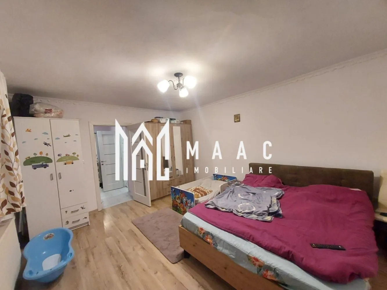 Casa 2 Camere | 50MPU | Lazaret - MAAC Imobiliare vă oferă spre vânzare o casă situată într-o zonă centrală și liniștită, ideală atât pentru locuit, cât și pentru investiție. Caracteristici principale: Compartimentare: 2 camere Hol spațios Bucătărie Baie Curte privată: 40 mp, ideală pentru relaxare Calea de acces de 70mp este cu drept de servitute Dotări și îmbunătățiri: Izolație exterioară și în pod Acoperiș schimbat recent (2024), cu țiglă ceramică de calitate superioară Instalație electrică nouă Centrală termică nouă Vaillant (montată în noiembrie 2024) Ferestre Salamander cu geam termopan Uși exterioare Gealan Această proprietate este perfectă pentru cei care își doresc confort, intimitate și acces facil la toate facilitățile urbane. Contactați-ne pentru mai multe detalii și programarea unei vizionări specificand:CP2259102 }}