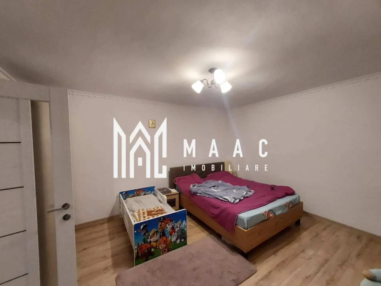 Casa 2 Camere | 50MPU | Lazaret - MAAC Imobiliare vă oferă spre vânzare o casă situată într-o zonă centrală și liniștită, ideală atât pentru locuit, cât și pentru investiție. Caracteristici principale: Compartimentare: 2 camere Hol spațios Bucătărie Baie Curte privată: 40 mp, ideală pentru relaxare Calea de acces de 70mp este cu drept de servitute Dotări și îmbunătățiri: Izolație exterioară și în pod Acoperiș schimbat recent (2024), cu țiglă ceramică de calitate superioară Instalație electrică nouă Centrală termică nouă Vaillant (montată în noiembrie 2024) Ferestre Salamander cu geam termopan Uși exterioare Gealan Această proprietate este perfectă pentru cei care își doresc confort, intimitate și acces facil la toate facilitățile urbane. Contactați-ne pentru mai multe detalii și programarea unei vizionări specificand:CP2259102 }}