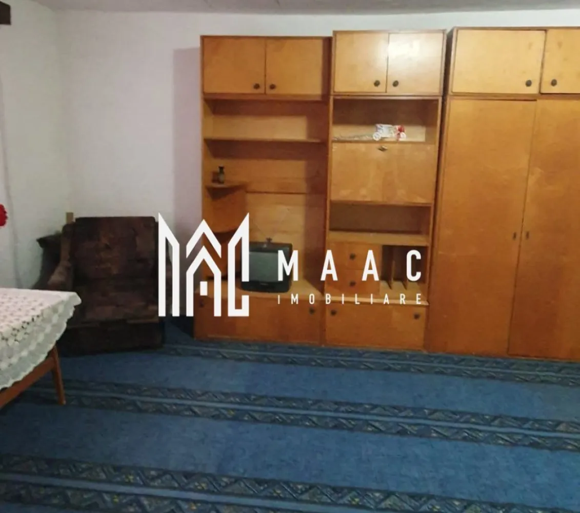 Black Friday Casă Săsească Hosman | 3 camere | Teren 1076 mp - 🔥 BLACK FRIDAY - Profită de cea mai bună perioadă din an pentru a deveni proprietar! Reducere de 6.000 euro - Preț vechi - 95.000 euro Preț promoțional - 89.000 euro Vă prezentăm o casă fermecătoare, ideală pentru cei care caută liniștea și frumusețea vieții la țară, situată la doar 25 km de Sibiu. Această proprietate renovată recent oferă toate condițiile moderne, păstrând în același timp farmecul rustic. Caracteristici principale: Suprafață teren: 1076 mp, împărțită inteligent între curte, grădină și zone de utilitate. Compartimentare: 3 camere spațioase și luminoase. 1 bucătărie practică și bine dotată. 2 băi moderne, ideale pentru confortul familiei. Pivniță uscată, potrivită pentru depozitare. Dotări și facilități: Locuința a fost renovata recent, oferind un mediu confortabil și primitor. Apă, gaz, curent electric, fosa septica. Încălzire eficientă: Centrală termică, calorifere pe hol, sobe de teracota( necesita racordate la gaz). Anexe și exterior: Grajd și șură, cu multiple posibilități de utilizare. Garaj si spațiu in curte pentru mașini. Curte pavată, perfectă pentru relaxare și activități în aer liber. Grădină generoasa pentru cei care iubesc grădinăritul. Această proprietate este ideală pentru cei care doresc să se bucure de spațiu generos, natură și intimitate. 📞 Contactați MAAC Imobiliare pentru mai multe informații sau pentru a programa o vizionare, menționează CP2258997 ! }}