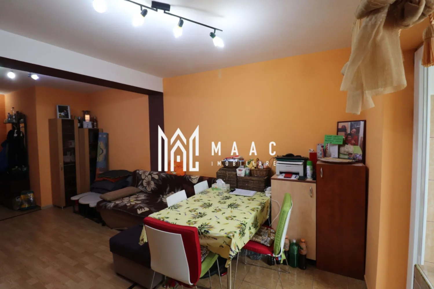 Apartament 3 camere | Etaj 1 | Parcare privata | Strand II - MAAC Imobiliare vă propune spre vânzare un apartament la vilă situat la etajul 1 din 3, o proprietate amplasată într-o zonă apreciată a orașului, în apropiere de Parcul Sub Arini și Pădurea Dumbrava.

Apartamentul este compartimentat modern și funcțional, oferind spații luminoase și bine organizate, fiind potrivit atât pentru locuire, cât și pentru investiție.

Compartimentarea locuinței este următoarea:
-living open-space cu bucătărie
-hol
-2 dormitoare
-baie
-balcon

Imobilul este construit pe structură de beton și cărămidă și este finisat cu materiale de foarte bună calitate, oferind un nivel ridicat de confort.

Dotările apartamentului includ:
-ușă metalică
-acces prin interfon
-geamuri termopan
-centrală termică proprie
-termoizolație
-finisaje complete: gresie, faianță, parchet laminat, vopsea lavabilă
-toate utilitățile: apă, canalizare, gaz, curent, cablu TV și internet prin fibră optică

Apartamentul se predă la cheie, complet mobilat și utilat cu mobilierul și electrocasnicele din imagini, fiind disponibil pentru mutare imediată.

Suplimentar se poate achiziționa un teren în suprafață de 19 mp cu destinație parcare în valoare de 10.000 euro.

Pentru mai multe detalii, vă rugăm să menționați telefonic că ați văzut anunțul cu CP1272065.