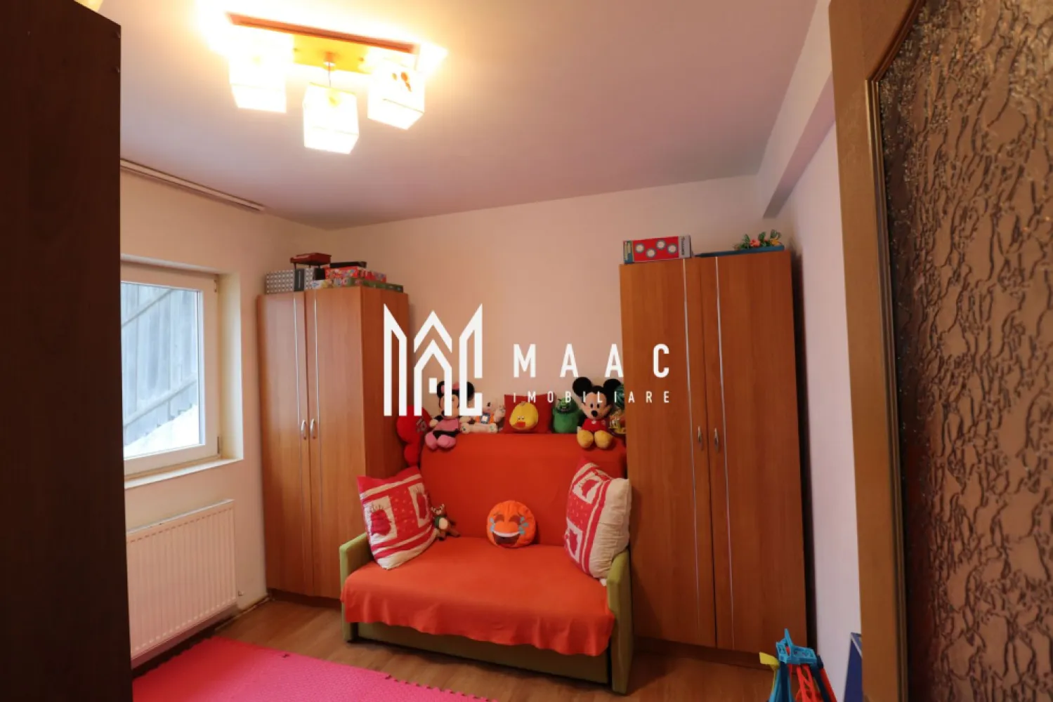 Apartament 3 camere | Etaj 1 | Parcare privata | Strand II - MAAC Imobiliare vă propune spre vânzare un apartament la vilă situat la etajul 1 din 3, o proprietate amplasată într-o zonă apreciată a orașului, în apropiere de Parcul Sub Arini și Pădurea Dumbrava.

Apartamentul este compartimentat modern și funcțional, oferind spații luminoase și bine organizate, fiind potrivit atât pentru locuire, cât și pentru investiție.

Compartimentarea locuinței este următoarea:
-living open-space cu bucătărie
-hol
-2 dormitoare
-baie
-balcon

Imobilul este construit pe structură de beton și cărămidă și este finisat cu materiale de foarte bună calitate, oferind un nivel ridicat de confort.

Dotările apartamentului includ:
-ușă metalică
-acces prin interfon
-geamuri termopan
-centrală termică proprie
-termoizolație
-finisaje complete: gresie, faianță, parchet laminat, vopsea lavabilă
-toate utilitățile: apă, canalizare, gaz, curent, cablu TV și internet prin fibră optică

Apartamentul se predă la cheie, complet mobilat și utilat cu mobilierul și electrocasnicele din imagini, fiind disponibil pentru mutare imediată.

Suplimentar se poate achiziționa un teren în suprafață de 19 mp cu destinație parcare în valoare de 10.000 euro.

Pentru mai multe detalii, vă rugăm să menționați telefonic că ați văzut anunțul cu CP1272065.
