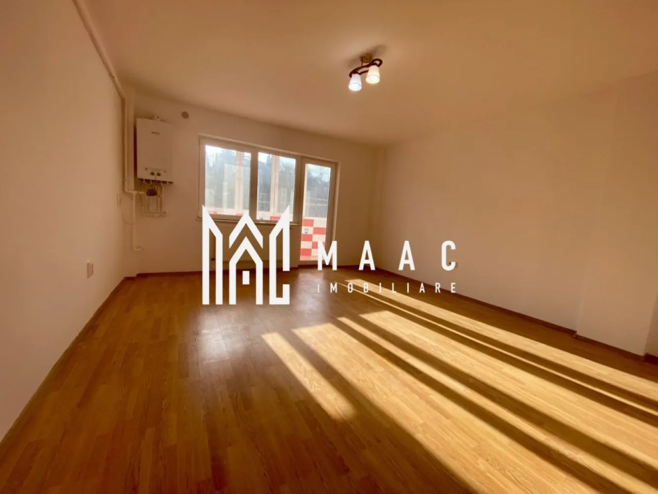 Apartament 1 camera | Etaj 2 | 45mp | Strand - MAAC Imobiliare vă ofera spre vânzare un apartament cu 1 camera, situat într-un cartier rezidențial liniștit, cu construcții noi, în apropierea Parcurilor Belvedere și Sub Arini. Apartamentul beneficiază de un loc de parcare privat. Tip imobil: Apartament semidecomandat An construcție: 2012 Etaj: 2/4 Suprafață utilă: 45 mp Balcon: închis Încălzire: Centrală proprie Baie: Complet utilată Avantaje: Locație excelentă: Aproape de Parcul Belvedere și Parcul Sub Arini Loc de parcare privat. Cartier rezidențial: Zonă liniștită, cu acces rapid la centre comerciale, școli și transport public Acest apartament este ideal pentru o persoană sau un cuplu. Pentru mai multe detalii sau pentru a programa o vizionare va rugam sepcificati telefonic ID: CP2258112 }}