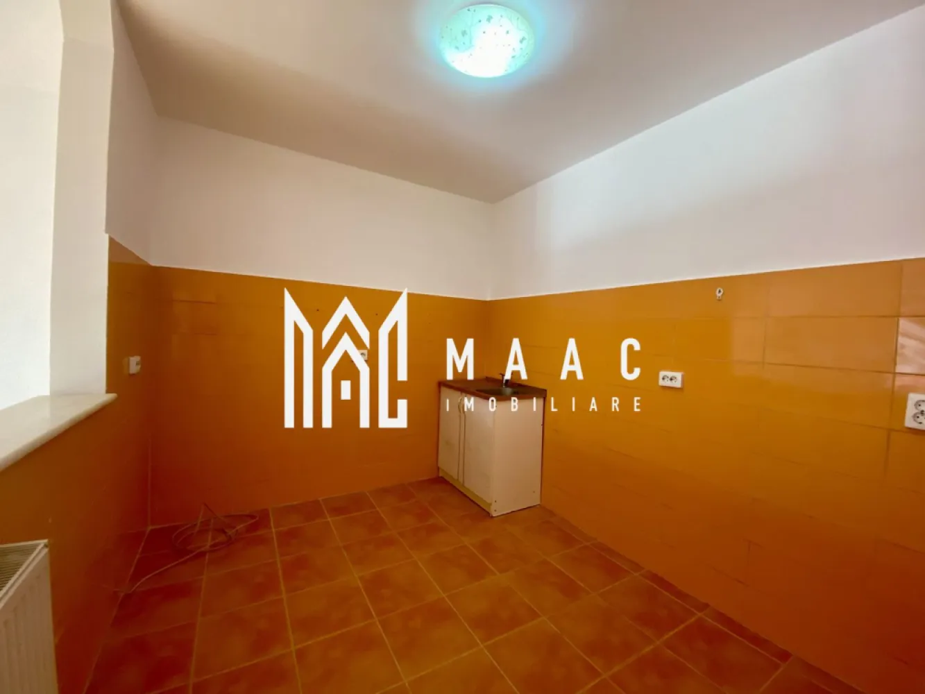 Apartament 1 camera | Etaj 2 | 45mp | Strand - MAAC Imobiliare vă ofera spre vânzare un apartament cu 1 camera, situat într-un cartier rezidențial liniștit, cu construcții noi, în apropierea Parcurilor Belvedere și Sub Arini. Apartamentul beneficiază de un loc de parcare privat. Tip imobil: Apartament semidecomandat An construcție: 2012 Etaj: 2/4 Suprafață utilă: 45 mp Balcon: închis Încălzire: Centrală proprie Baie: Complet utilată Avantaje: Locație excelentă: Aproape de Parcul Belvedere și Parcul Sub Arini Loc de parcare privat. Cartier rezidențial: Zonă liniștită, cu acces rapid la centre comerciale, școli și transport public Acest apartament este ideal pentru o persoană sau un cuplu. Pentru mai multe detalii sau pentru a programa o vizionare va rugam sepcificati telefonic ID: CP2258112 }}