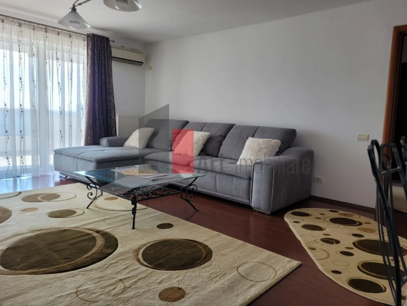 Apartament cu doua camere de inchiriat-Bucurestii Noi-Jiului-cu centrala - Apartament cu 2 camere de inchiriat, in complexul Metropolis Residence, la etajul 9/18, cu o suprafata utila 70mp (90 mp cu tot cu terasa). Apartamentul este format din bucatarie open space cu livingul (45 mp), 1 grup sanitar, dormitor (15 mp), terasa (20 mp) este zugravit recent, complet mobilat si utilat (masina de spalat, cuptor, plita, frigider, centrala proprie). 
Complexul este construit in anul 2009, dispune de paza 24/24, acces cartela, curatenie, curte proprie cu loc de joaca. 
Accesul catre mijloacele de transport in comun: 200 de metri pana la statiile troleibuzelor 65 si 86, tramvaiele 24 si 45 si 500 de metri pana la statia de metrou Jiului (8 minute de mers pe jos pana la statia de metrou). Accesul rapid catre zonele Baneasa, Pipera, Casa Presei, Aviatorilor, Grozavesti, Piata Victoriei.
In zona se gasesc supermarketuri precum Mega Image, Kauffland, Penny, Carrefour dar si Parcul Bazilescu. 
Apartamentul se inchirieaza unor persoane responsabile care sa il intretina corespunzator, se percepe o garantie echivalenta cu o luna de chirie si nu se accepta caini si pisici.