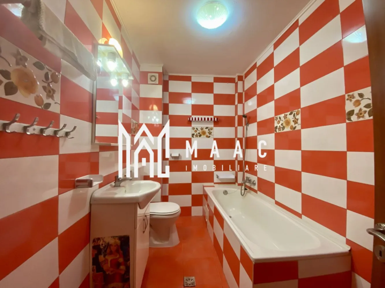 Apartament 1 camera | Etaj 2 | 45mp | Strand - MAAC Imobiliare vă ofera spre vânzare un apartament cu 1 camera, situat într-un cartier rezidențial liniștit, cu construcții noi, în apropierea Parcurilor Belvedere și Sub Arini. Apartamentul beneficiază de un loc de parcare privat. Tip imobil: Apartament semidecomandat An construcție: 2012 Etaj: 2/4 Suprafață utilă: 45 mp Balcon: închis Încălzire: Centrală proprie Baie: Complet utilată Avantaje: Locație excelentă: Aproape de Parcul Belvedere și Parcul Sub Arini Loc de parcare privat. Cartier rezidențial: Zonă liniștită, cu acces rapid la centre comerciale, școli și transport public Acest apartament este ideal pentru o persoană sau un cuplu. Pentru mai multe detalii sau pentru a programa o vizionare va rugam sepcificati telefonic ID: CP2258112 }}