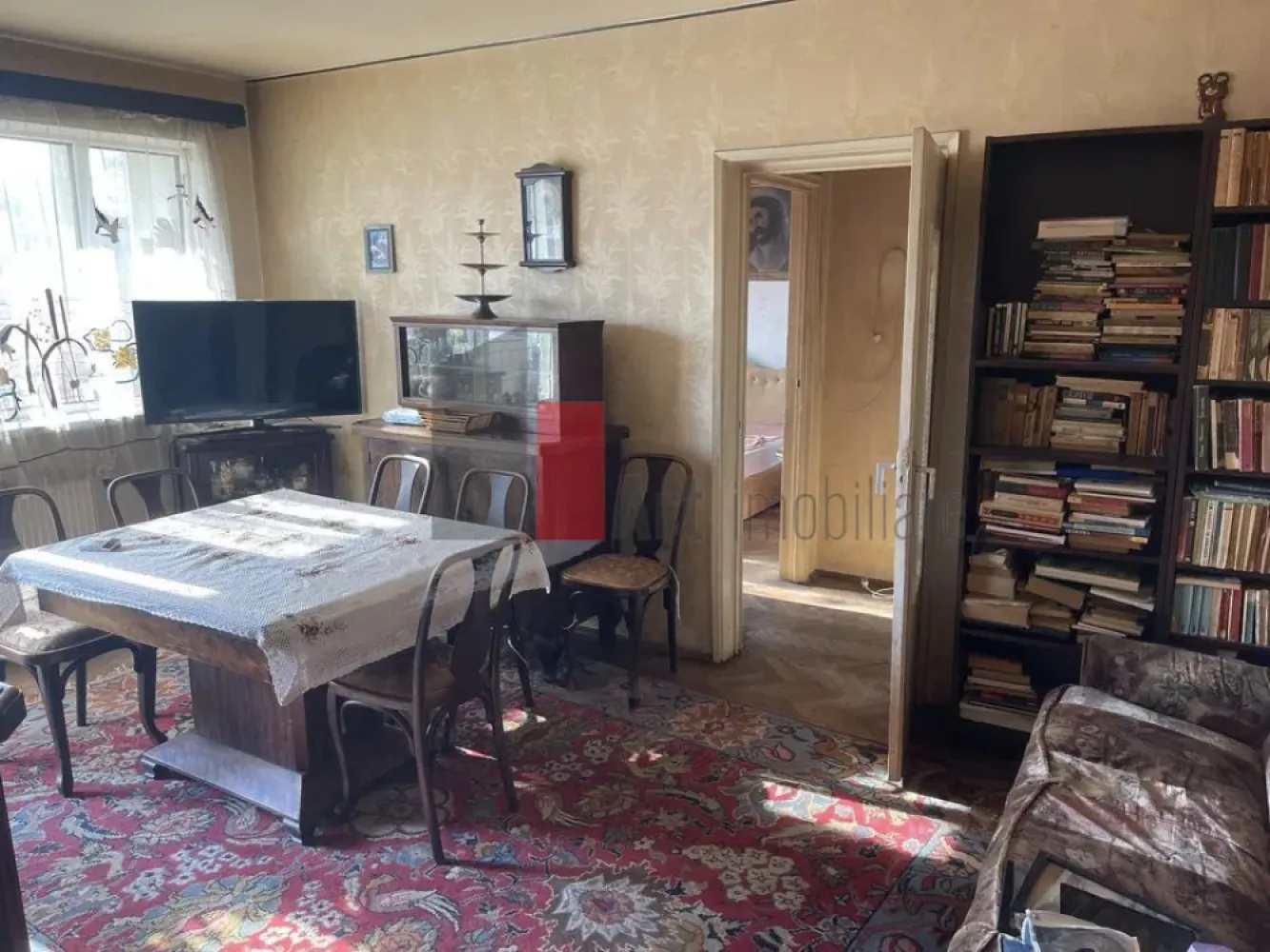 APARTAMENT 3 CAMERE -IANCU DE HUNEDOARA/ LANGA GUVERN - Va prezentam spre vanzare un apartament de 3 camere semidecomandat situat
 in zona Guvernului , pe bulevardul Iancu de Hunedoara.
 Imobilul se afla intr-un bloc de apartamente construit in anul 1967, la etajul1 din 8, 
 si detine o suprafata utila de 68mp.
 Locuinta este formata din living, 2 dormitoare, bucatarie, baie , hol.
 Comfortul termic este realizat de la sistem centralizat de termoficare. 
 Metrou la cateva minute iar tramvaiul si autobuzele au statie in fata blocului.
 Imformatiile tehnice au caracter orientativ, acestea fiind preluate de la proprietar.
 Pentru mai multe imformatii sau vizionare va rugam sunati la 0722 371 033.