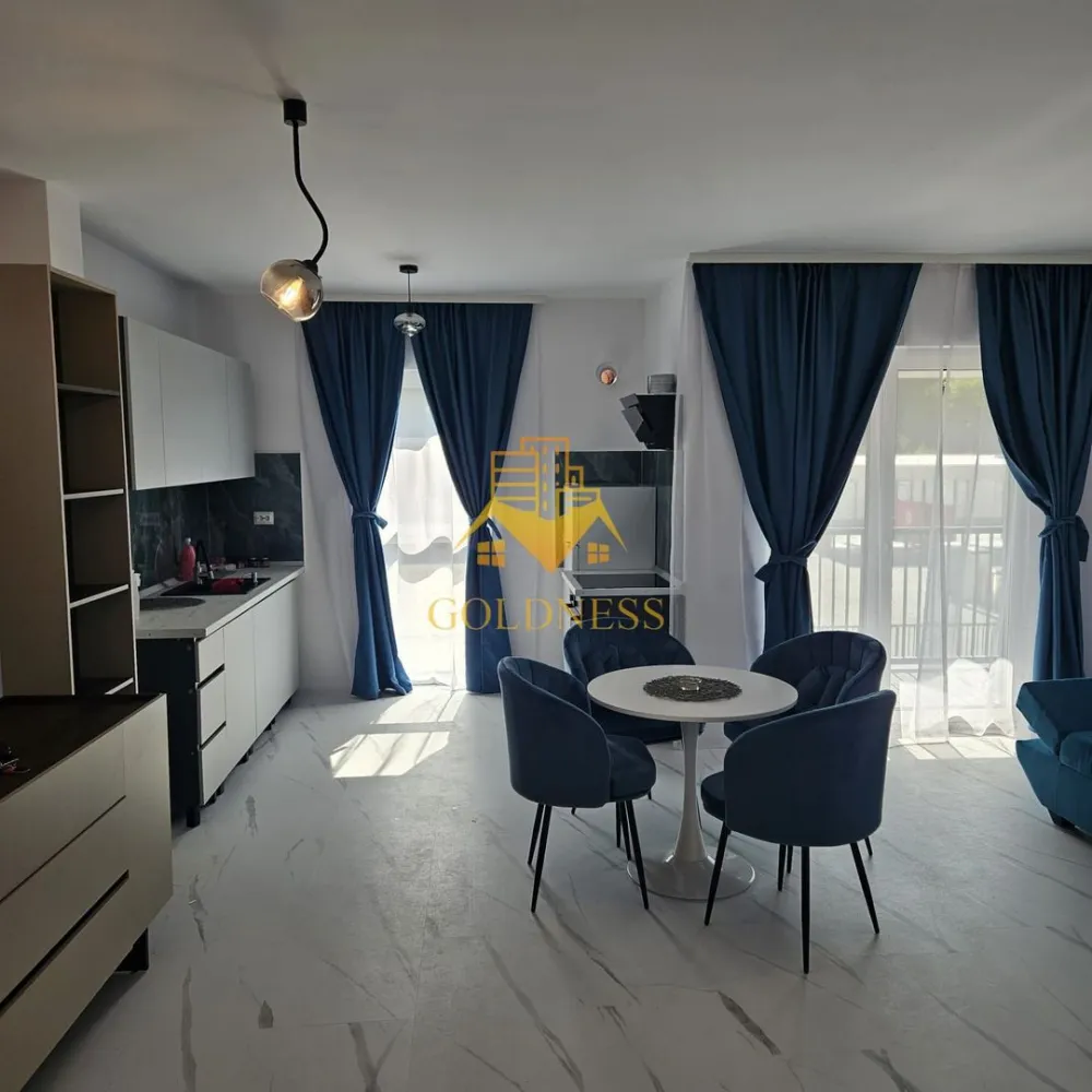 2 camere, modern, parcare, bloc nou, Zona Avram Iancu, Metro, Vivo - GOLDNESS Imobiliare vă propune spre închiriere un apartament cu 2 camere complet mobilat și utilat, la etajul 1 într-un imobil de 7 etaje, în Floresti.
Dispune de loc de parcare!
Se află în apropierea stațiilor de transport în comun, magazine, restaurante, spații verzi, farmacii, etc. 

Apartamentul este compartimentat astfel:
 - dormitor cu pat matrimonial, dressing, noptiere
 - living cu bucatarie open space complet utilată și mobilată, canapea extensibilă, loc de servit masa 
 - baie cu cabina de dus, calorifer port prosop și dulap pentru depozitare.
 - terasa de 10 mp.

Imobilul este dotat cu toate cele necesare- centrală proprie, frigider, aragaz, hotă, mașină de spălat haine, etc. 

Dacă sunteți interesați de acest apartament și doriți să îl vizionați, dar și pentru alte oferte nu ezitați să ne contactați telefonic sau prin e-mail. Vă stăm la dispoziție!
Pentru intermediere se percepe un comision de 50% din prețul chiriei!