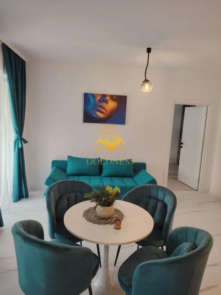 2 camere, modern, parcare, bloc nou, Zona Avram Iancu, Metro, Vivo - GOLDNESS Imobiliare vă propune spre închiriere un apartament cu 2 camere complet mobilat și utilat, la etajul 1 într-un imobil de 7 etaje, în Floresti.
Dispune de loc de parcare!
Se află în apropierea stațiilor de transport în comun, magazine, restaurante, spații verzi, farmacii, etc. 

Apartamentul este compartimentat astfel:
 - dormitor cu pat matrimonial, dressing, noptiere
 - living cu bucatarie open space complet utilată și mobilată, canapea extensibilă, loc de servit masa 
 - baie cu cabina de dus, calorifer port prosop și dulap pentru depozitare.
 - terasa de 10 mp.

Imobilul este dotat cu toate cele necesare- centrală proprie, frigider, aragaz, hotă, mașină de spălat haine, etc. 

Dacă sunteți interesați de acest apartament și doriți să îl vizionați, dar și pentru alte oferte nu ezitați să ne contactați telefonic sau prin e-mail. Vă stăm la dispoziție!
Pentru intermediere se percepe un comision de 50% din prețul chiriei!
