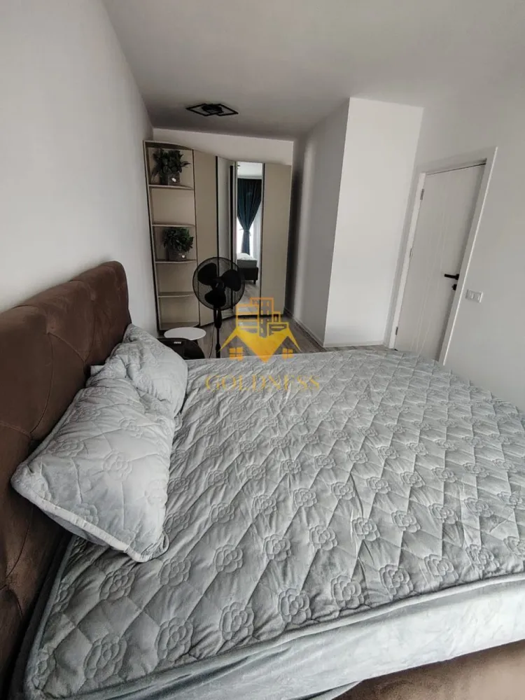 2 camere, modern, parcare, bloc nou, Zona Avram Iancu, Metro, Vivo - GOLDNESS Imobiliare vă propune spre închiriere un apartament cu 2 camere complet mobilat și utilat, la etajul 1 într-un imobil de 7 etaje, în Floresti.
Dispune de loc de parcare!
Se află în apropierea stațiilor de transport în comun, magazine, restaurante, spații verzi, farmacii, etc. 

Apartamentul este compartimentat astfel:
 - dormitor cu pat matrimonial, dressing, noptiere
 - living cu bucatarie open space complet utilată și mobilată, canapea extensibilă, loc de servit masa 
 - baie cu cabina de dus, calorifer port prosop și dulap pentru depozitare.
 - terasa de 10 mp.

Imobilul este dotat cu toate cele necesare- centrală proprie, frigider, aragaz, hotă, mașină de spălat haine, etc. 

Dacă sunteți interesați de acest apartament și doriți să îl vizionați, dar și pentru alte oferte nu ezitați să ne contactați telefonic sau prin e-mail. Vă stăm la dispoziție!
Pentru intermediere se percepe un comision de 50% din prețul chiriei!