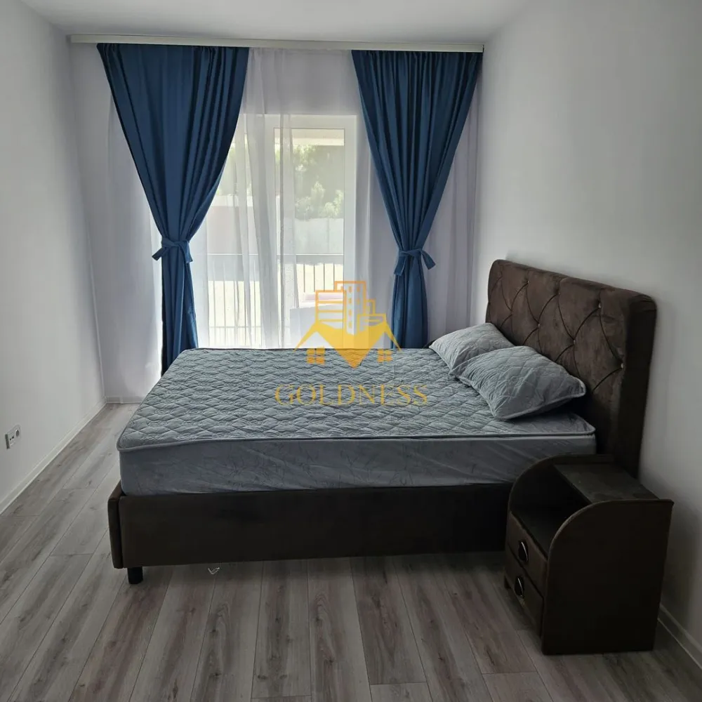 2 camere, modern, parcare, bloc nou, Zona Avram Iancu, Metro, Vivo - GOLDNESS Imobiliare vă propune spre închiriere un apartament cu 2 camere complet mobilat și utilat, la etajul 1 într-un imobil de 7 etaje, în Floresti.
Dispune de loc de parcare!
Se află în apropierea stațiilor de transport în comun, magazine, restaurante, spații verzi, farmacii, etc. 

Apartamentul este compartimentat astfel:
 - dormitor cu pat matrimonial, dressing, noptiere
 - living cu bucatarie open space complet utilată și mobilată, canapea extensibilă, loc de servit masa 
 - baie cu cabina de dus, calorifer port prosop și dulap pentru depozitare.
 - terasa de 10 mp.

Imobilul este dotat cu toate cele necesare- centrală proprie, frigider, aragaz, hotă, mașină de spălat haine, etc. 

Dacă sunteți interesați de acest apartament și doriți să îl vizionați, dar și pentru alte oferte nu ezitați să ne contactați telefonic sau prin e-mail. Vă stăm la dispoziție!
Pentru intermediere se percepe un comision de 50% din prețul chiriei!